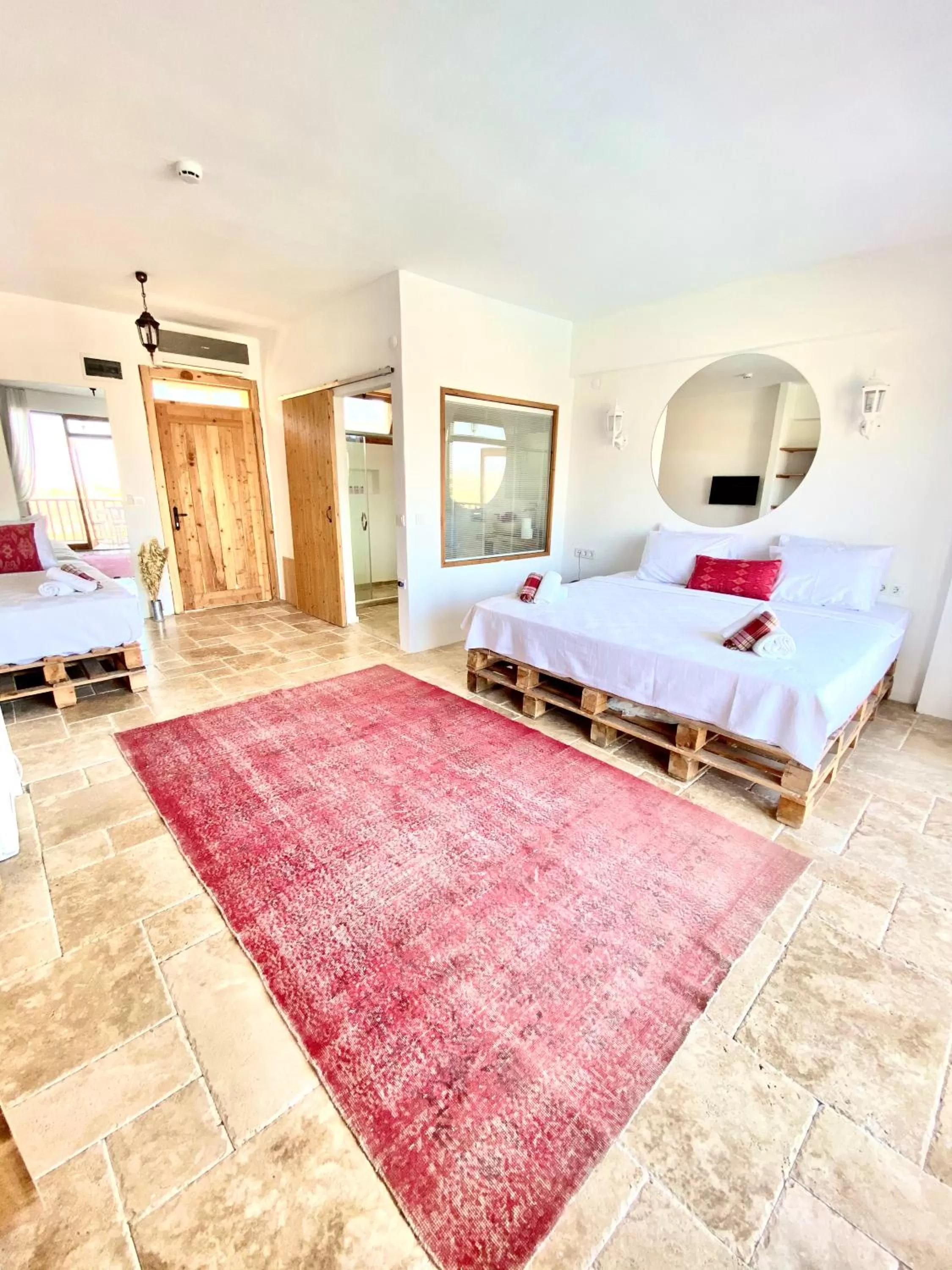 Photo of the whole room, Bed in Alaçatı Barbarossa Hotel