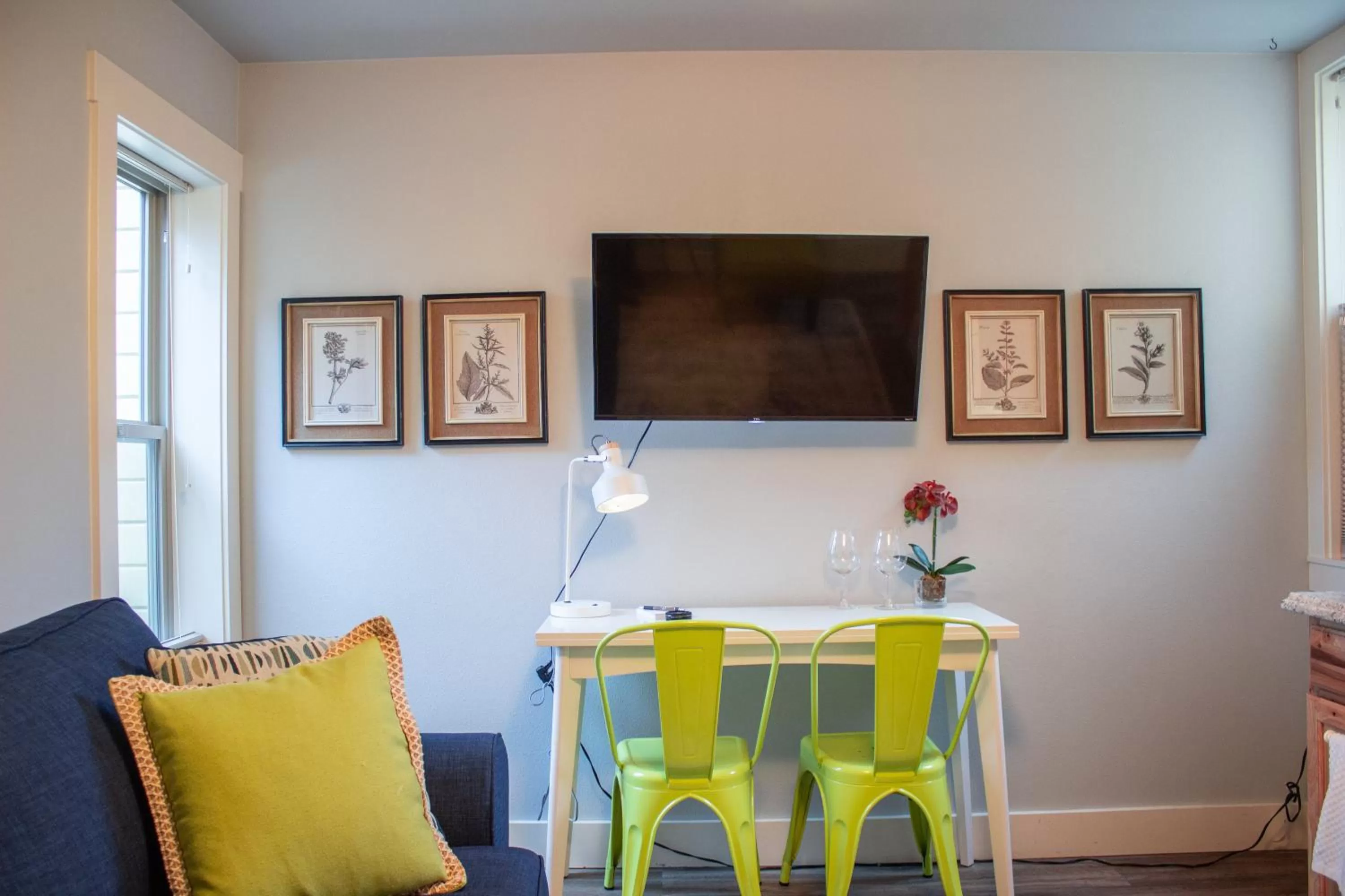 Living room, TV/Entertainment Center in Douglas On Third