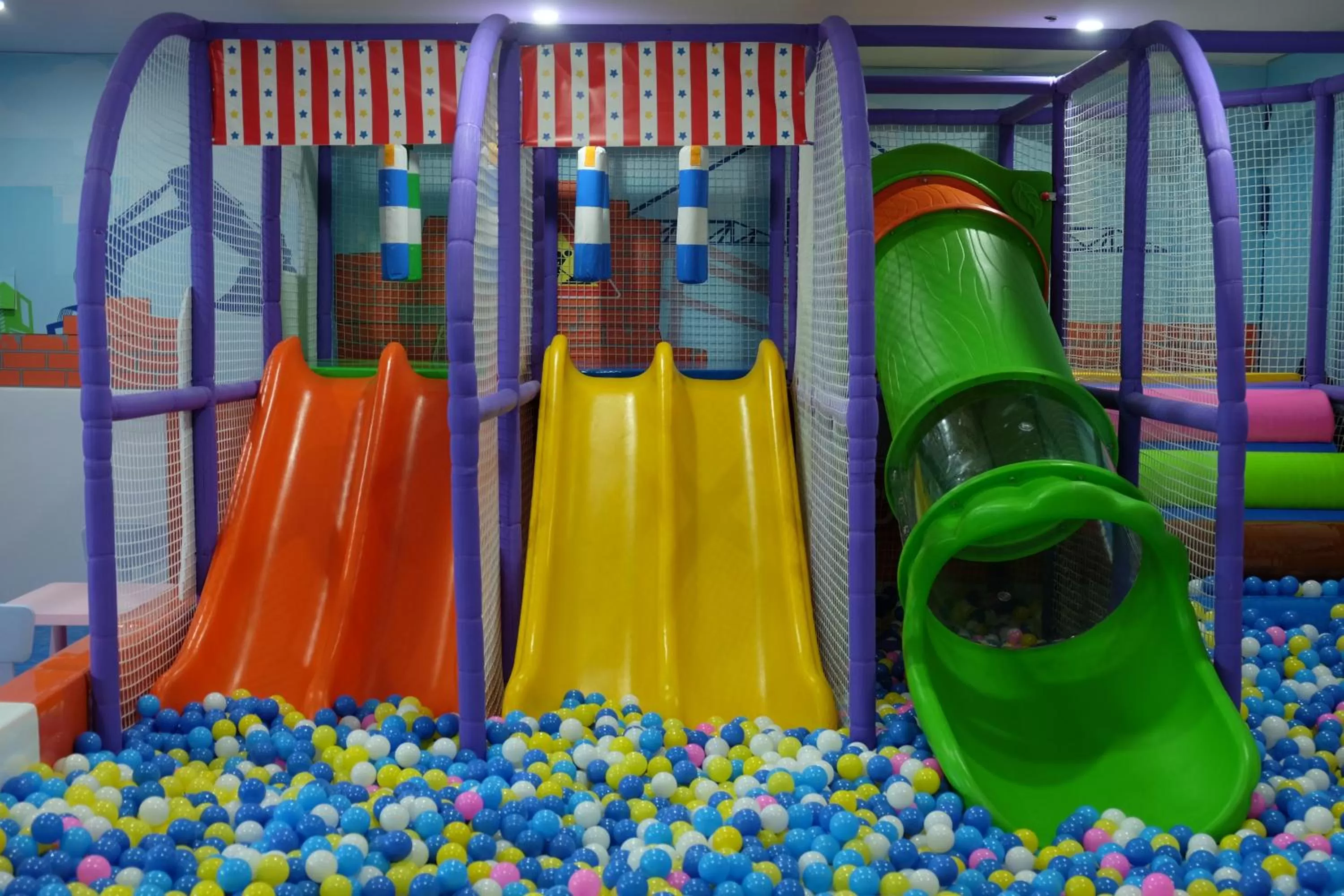 Children play ground in Wyndham Qingdao l Free Fixed-Time Shuttle Service Between Hotel and Airport & North Railway Station l Outdoor Children's Amusement Park l 1-Hour Play Snooker or Table Tennis