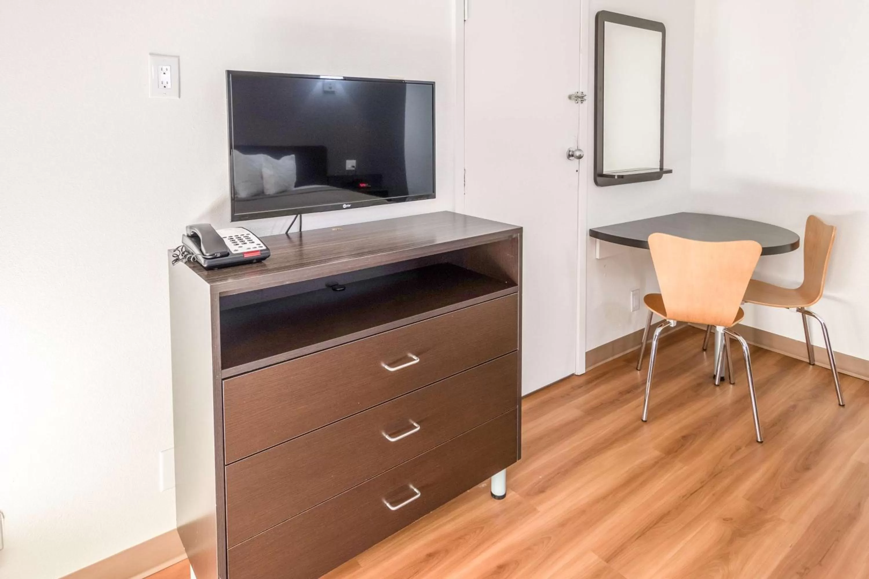 TV and multimedia in Studio 6-Arlington, TX