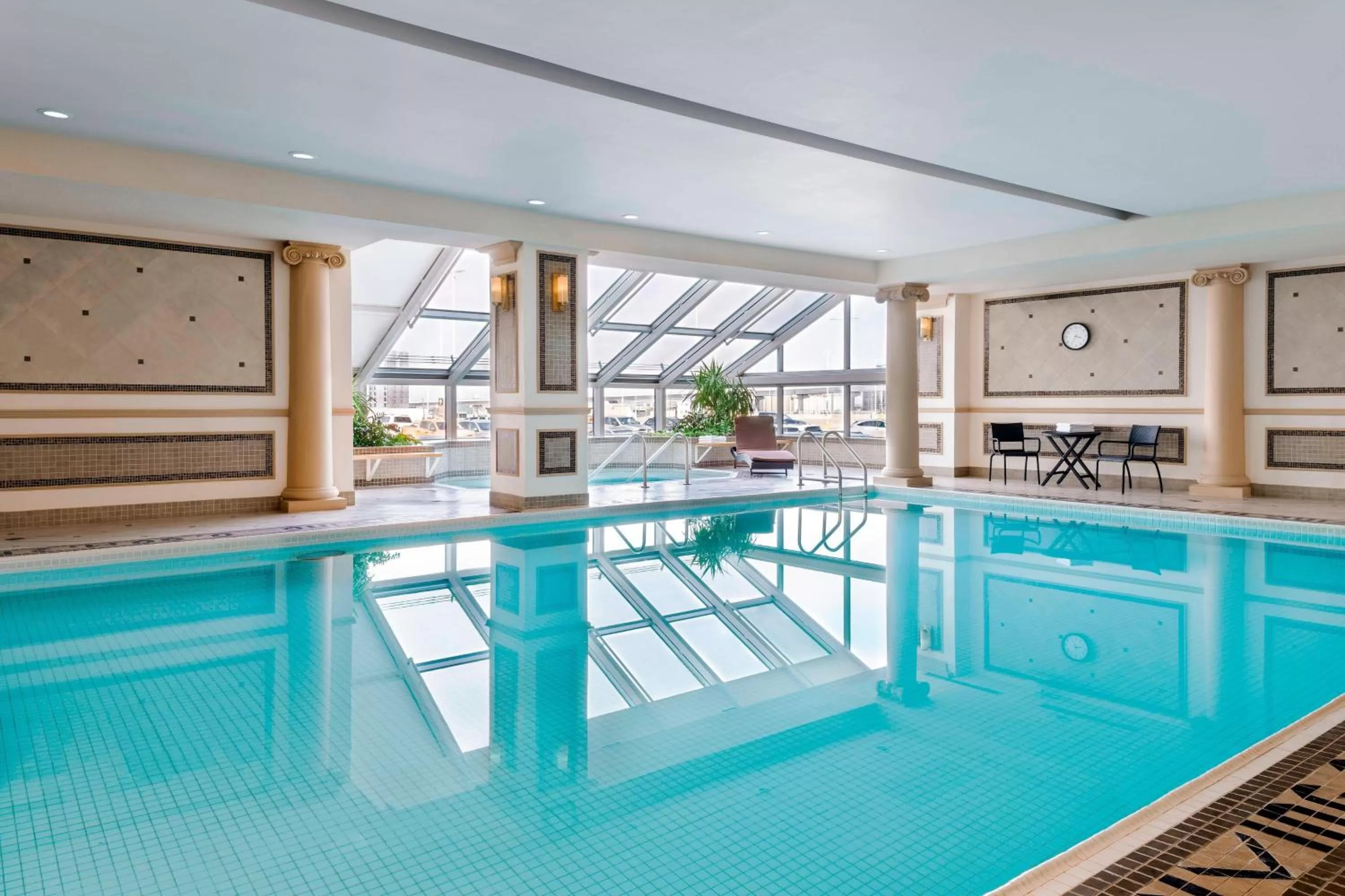 Swimming pool in Sheraton Gateway Hotel in Toronto International Airport