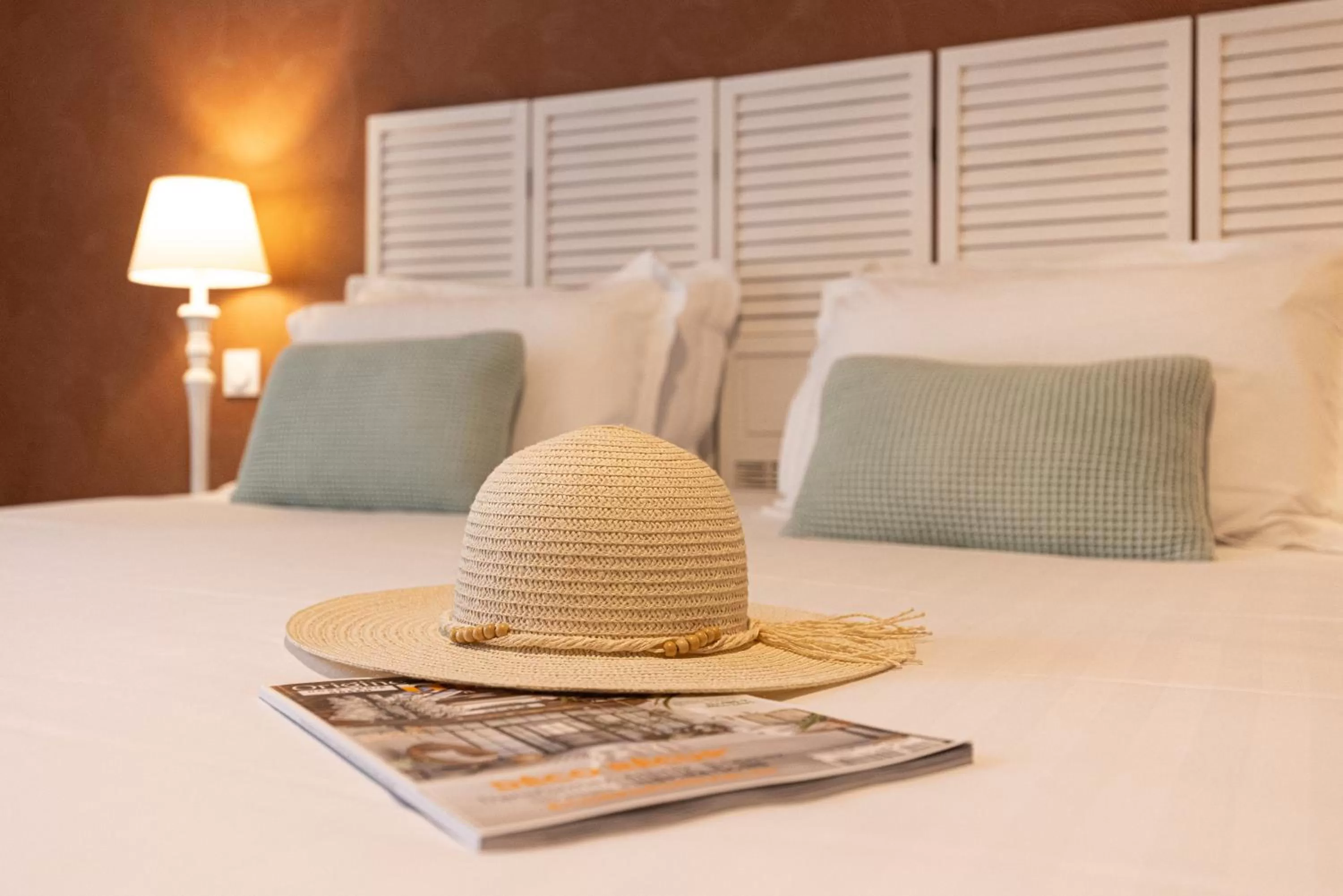 Bed in Hôtel-Restaurant des Augustins