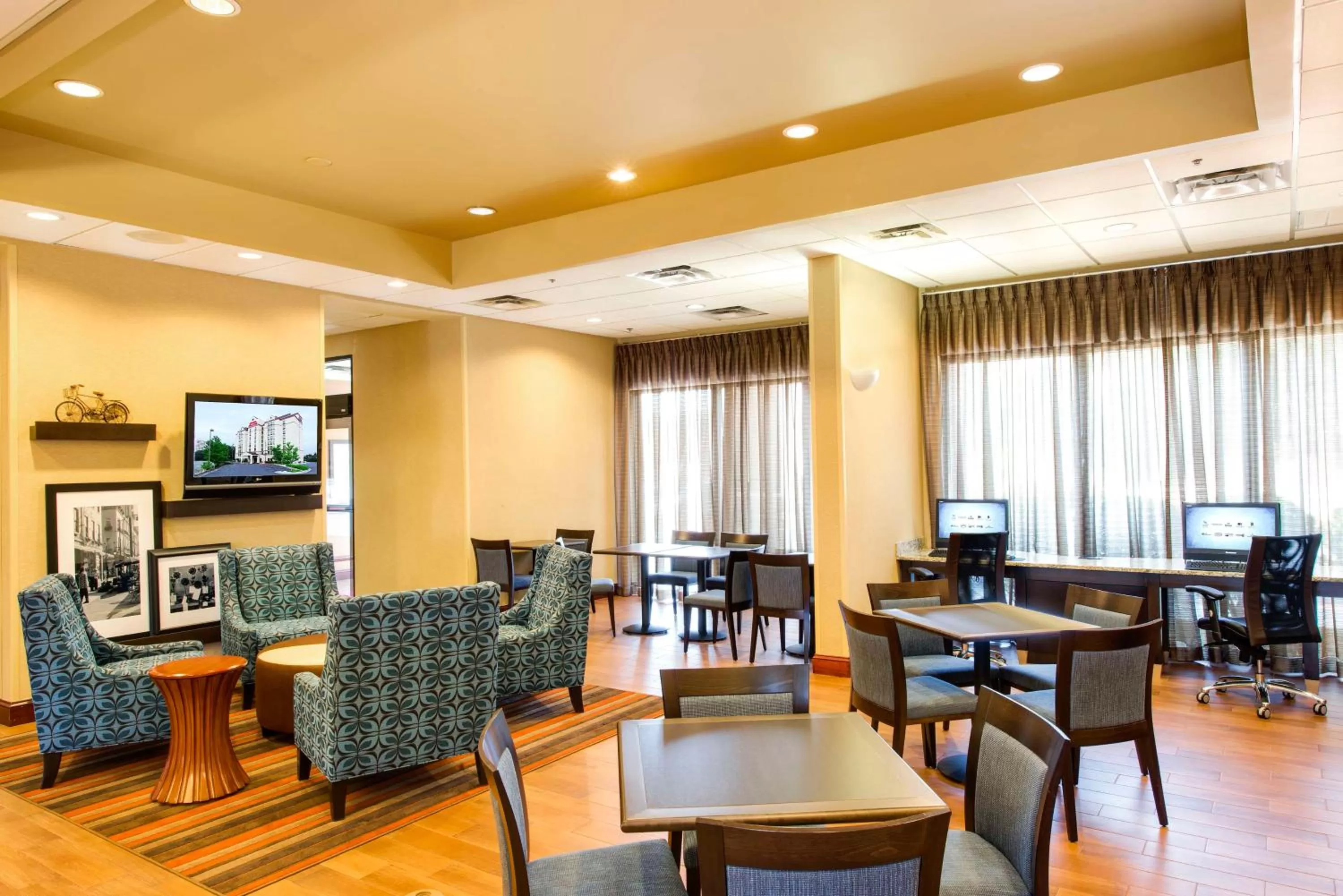 Business facilities in Hampton Inn & Suites Atlanta-Galleria