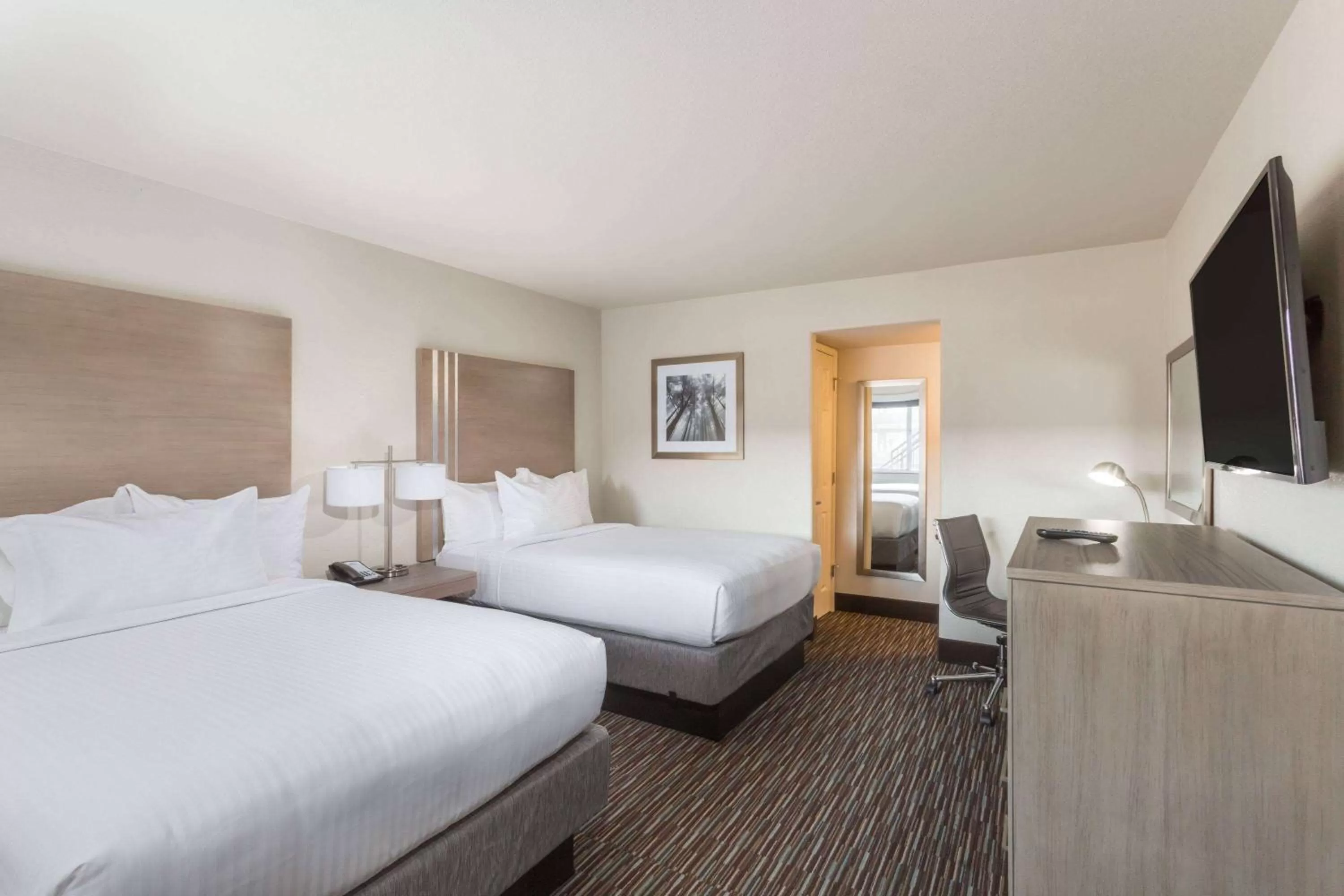 Photo of the whole room, Bed in Days Inn by Wyndham Yosemite Area