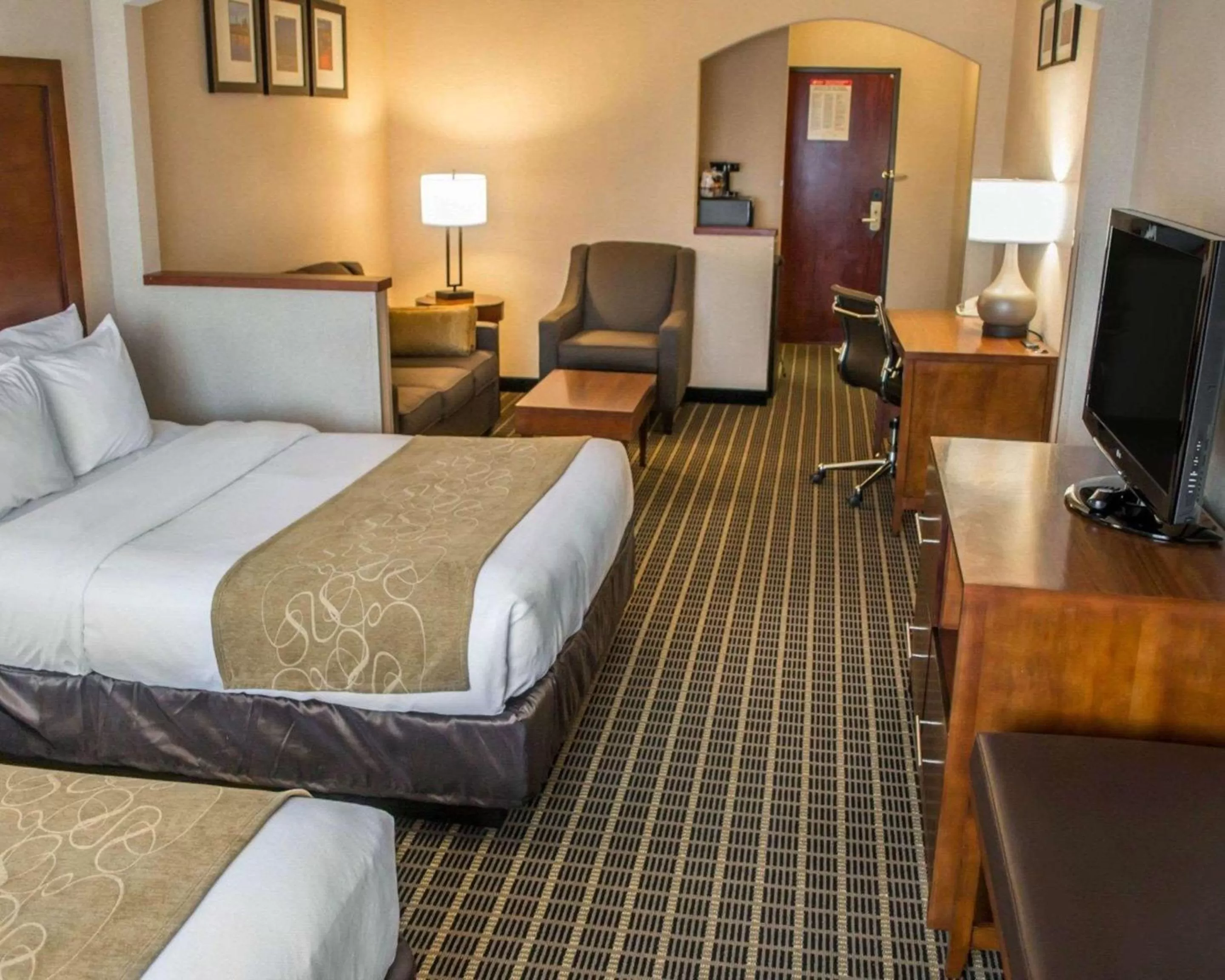 Photo of the whole room, Bed in Comfort Suites Portland Southwest