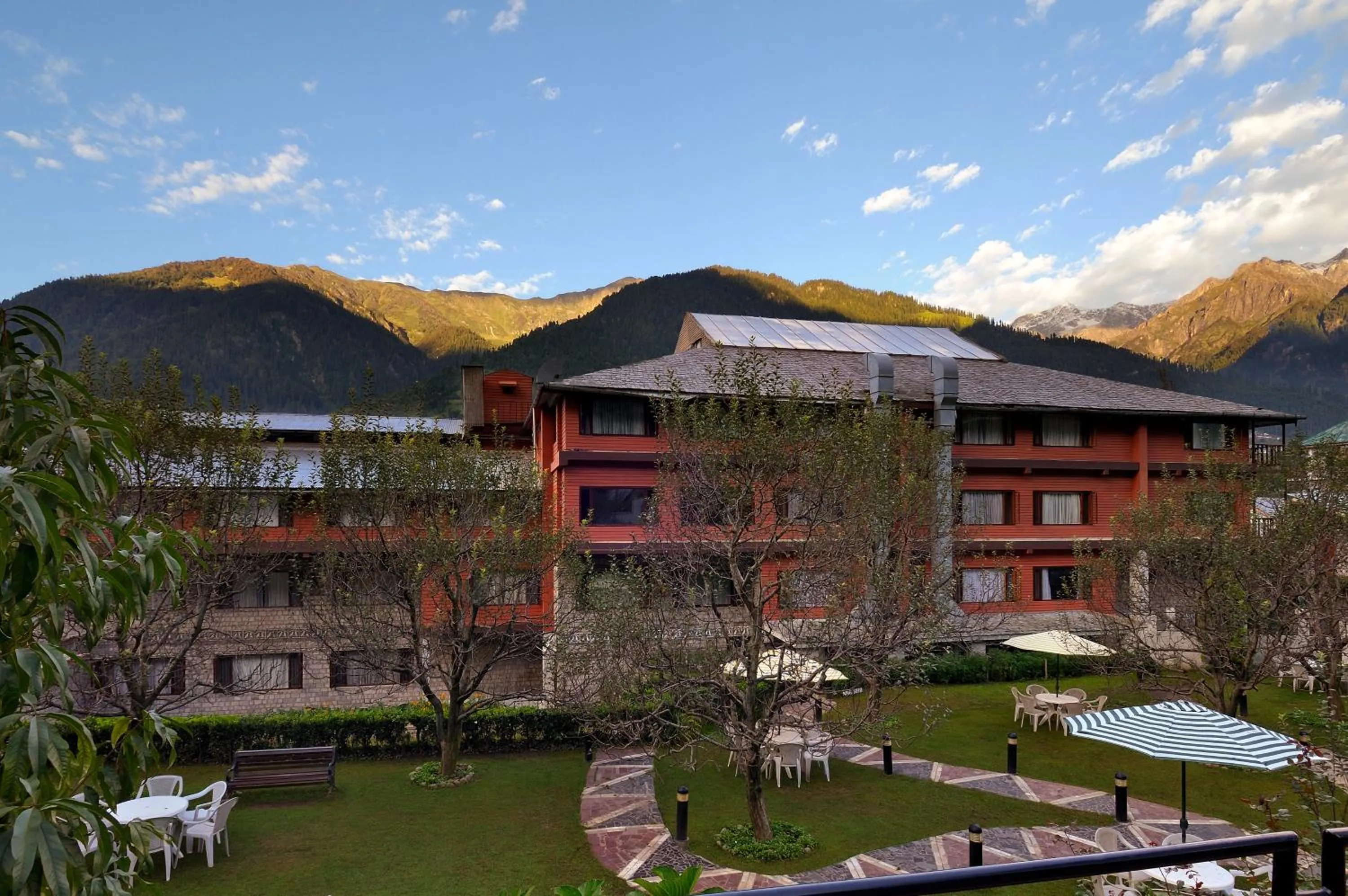 Property building in Honeymoon Inn Manali