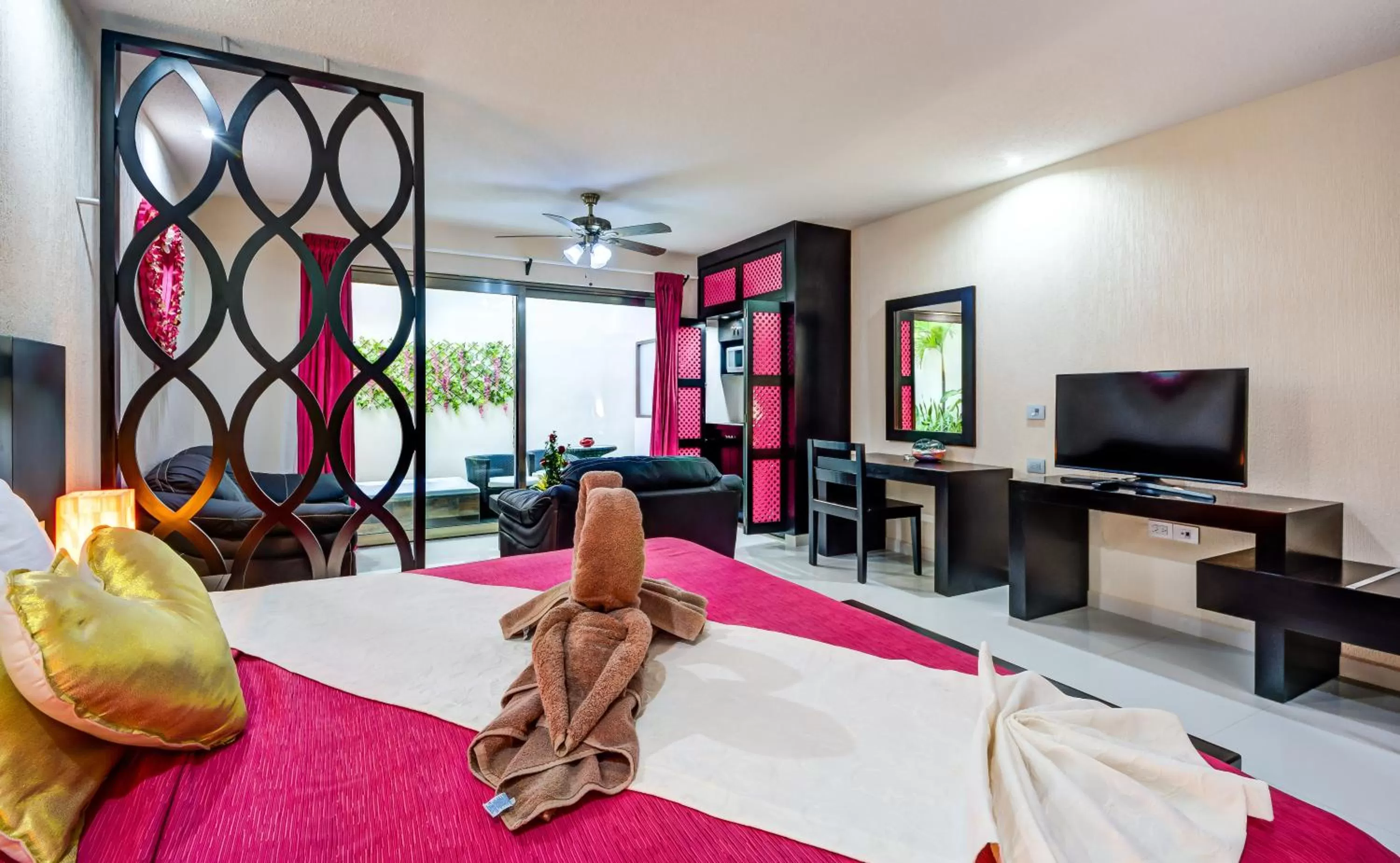 Photo of the whole room, Bed in Suites Corazon