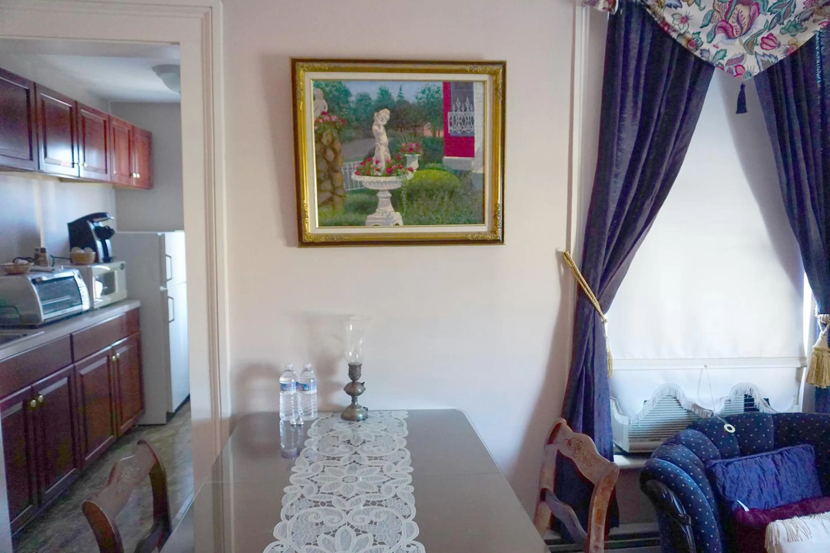 Dining area in Stay Saratoga