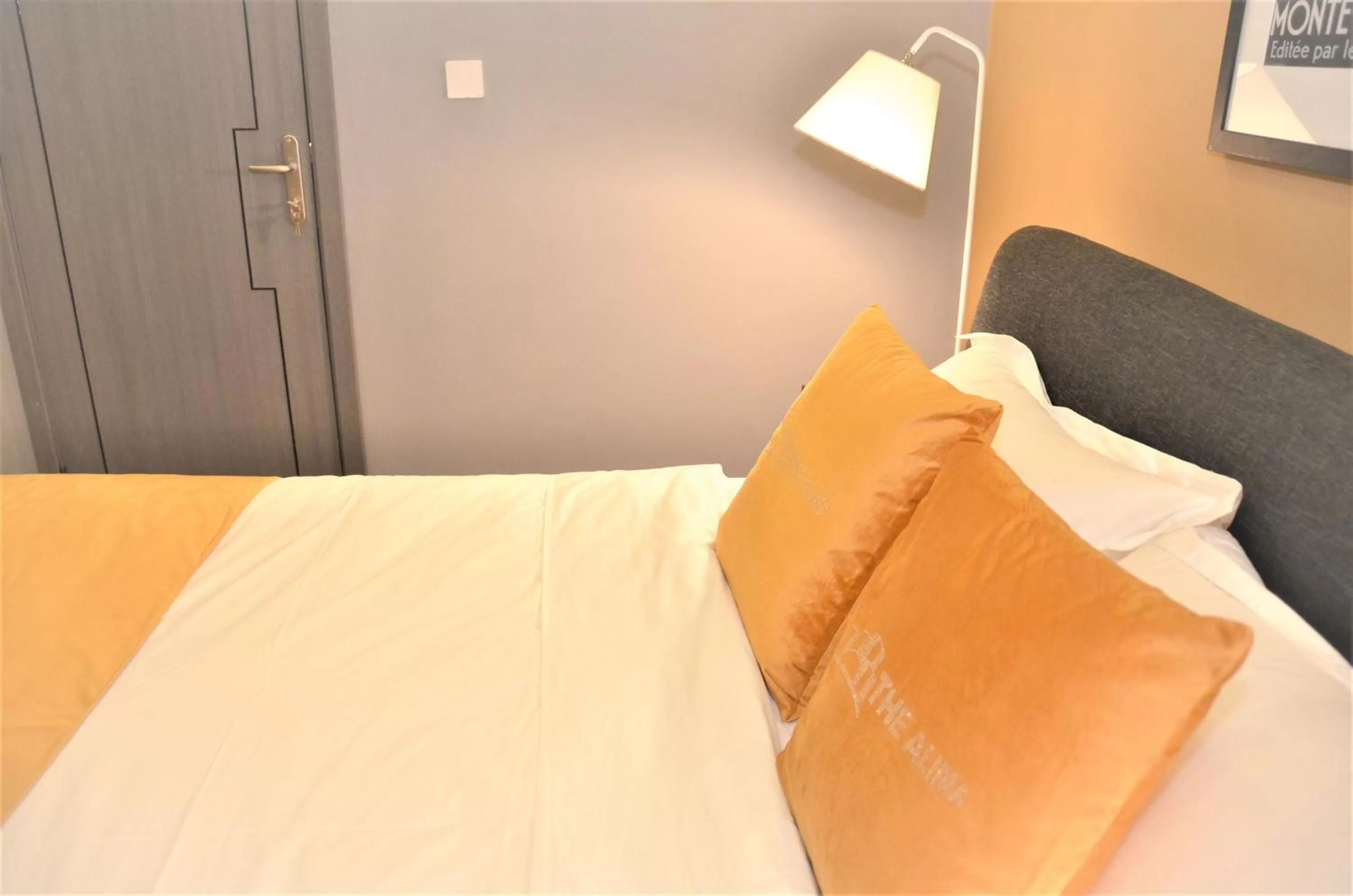 Bedroom, Bed in Montecito Apartments