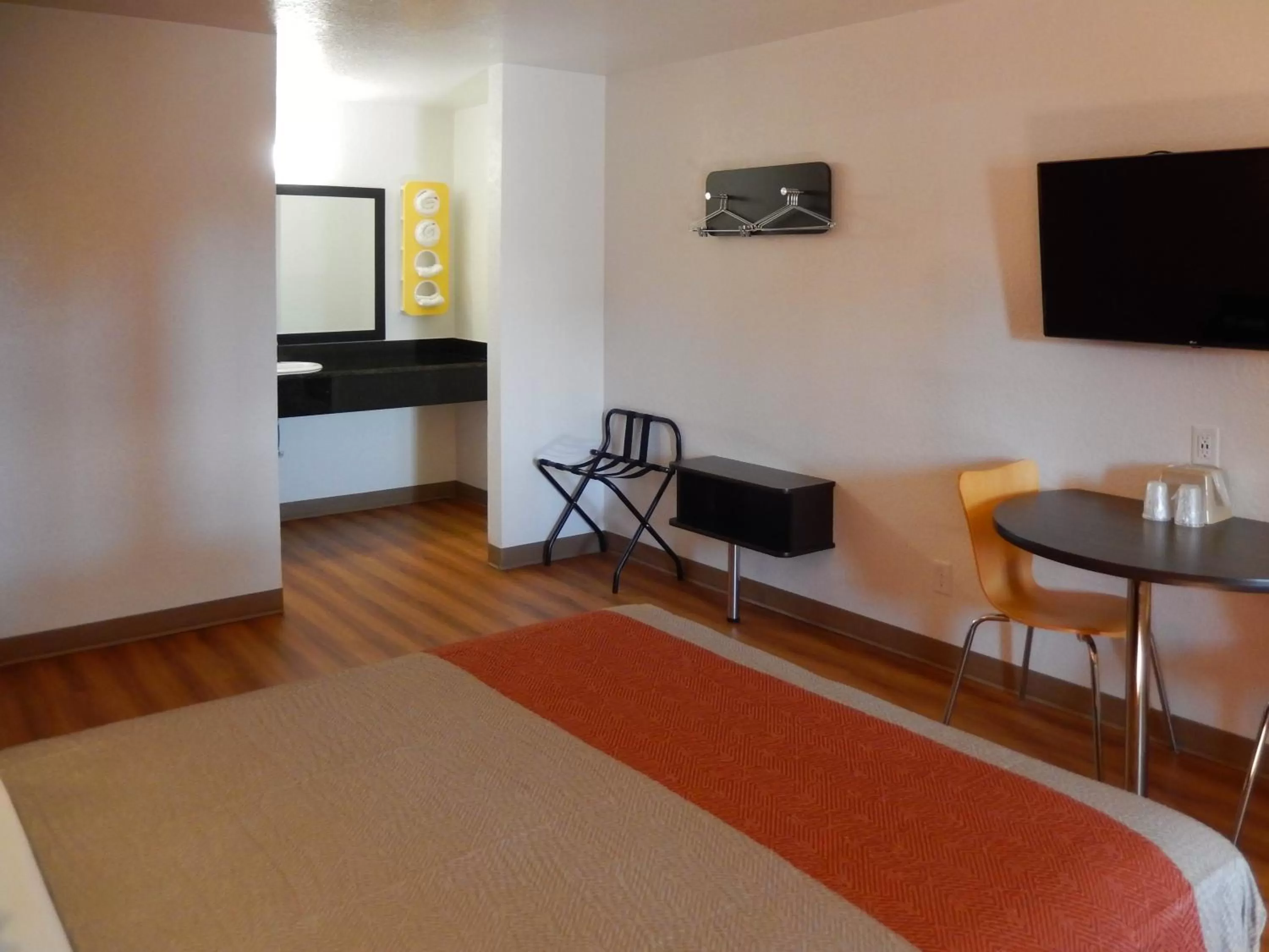 Property building, Bed in Motel 6-Moultrie, GA