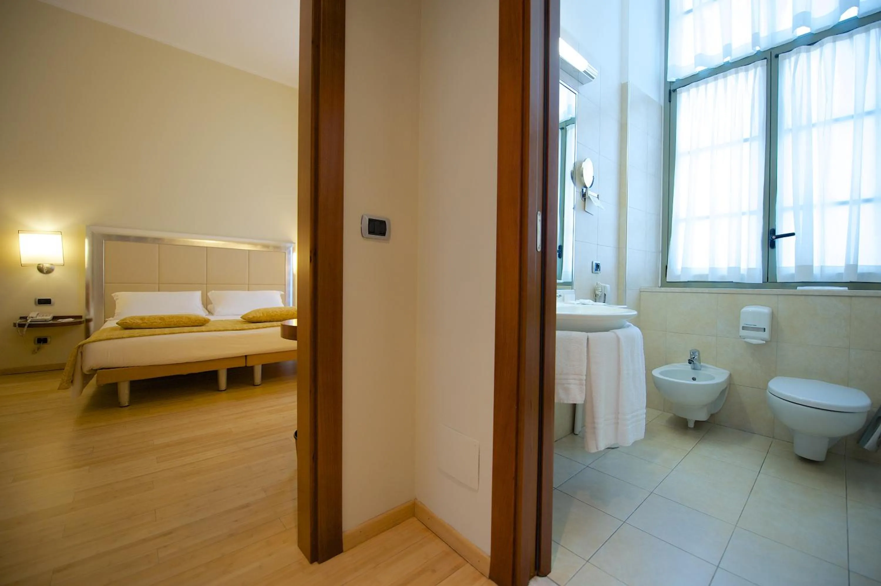 Bathroom, Bed in Best Western Crystal Palace Hotel