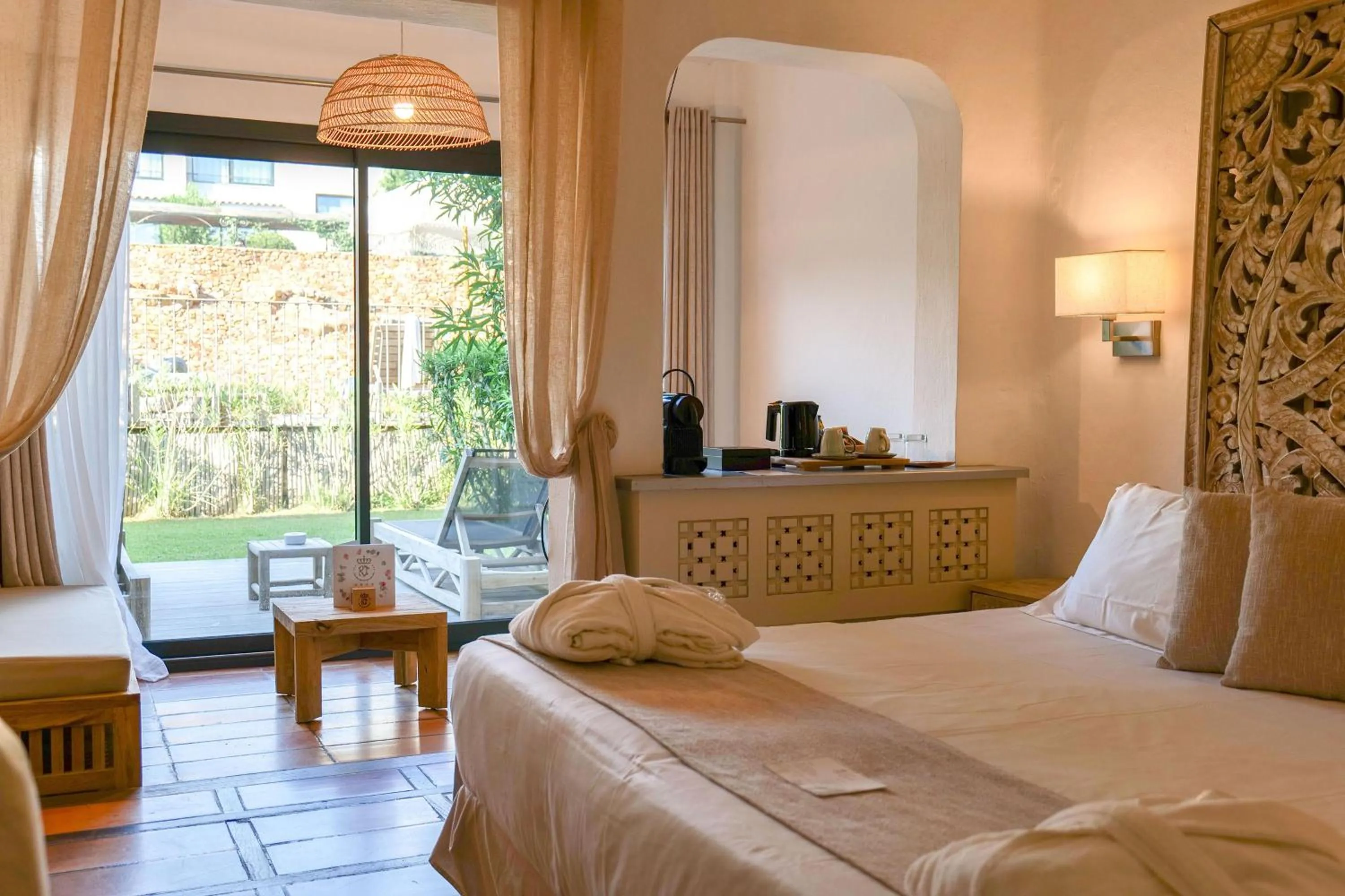 Photo of the whole room, Bed in Hôtel Le Roi Théodore & Spa