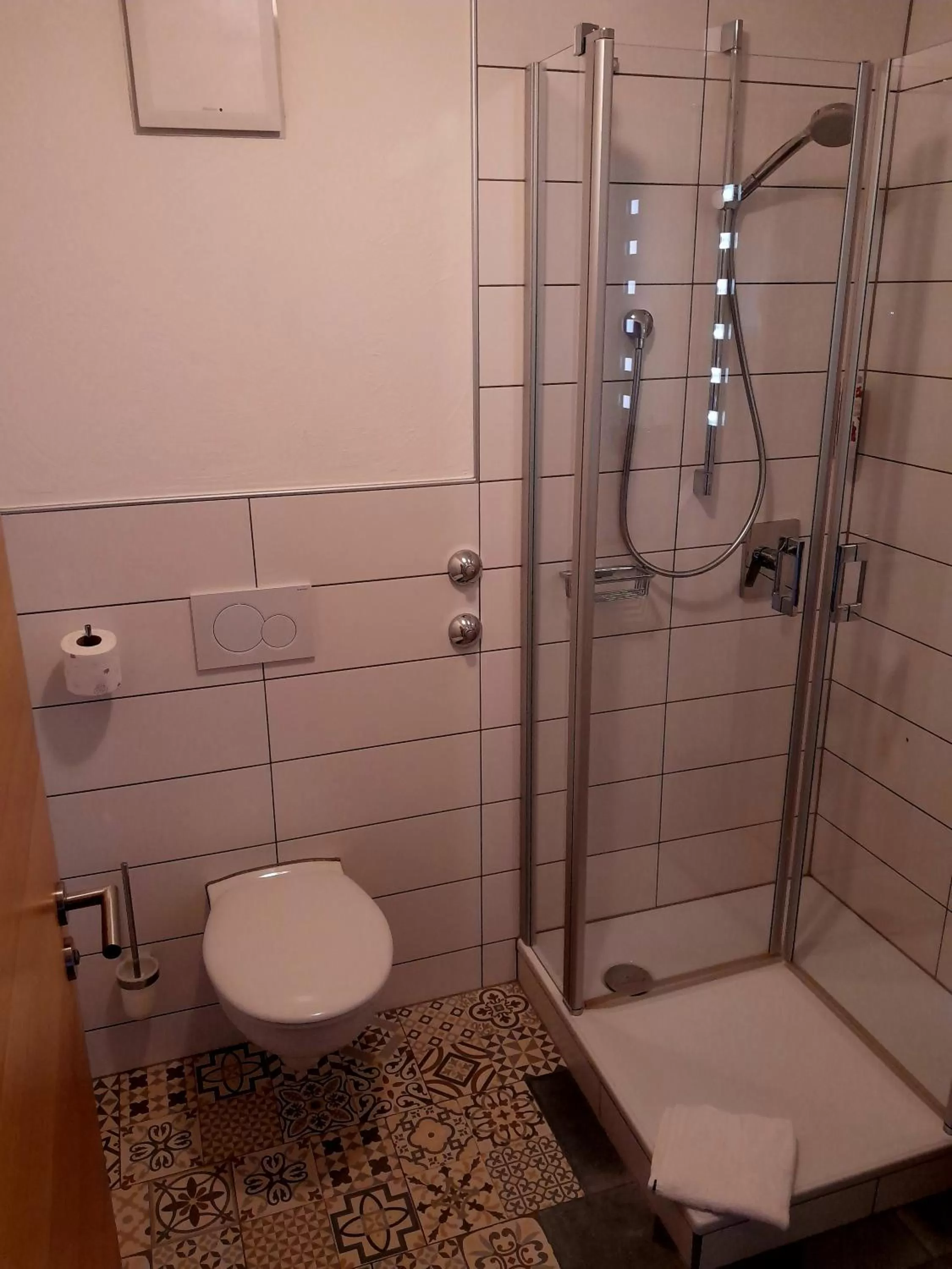 Toilet in Kelterhotel Fröscher