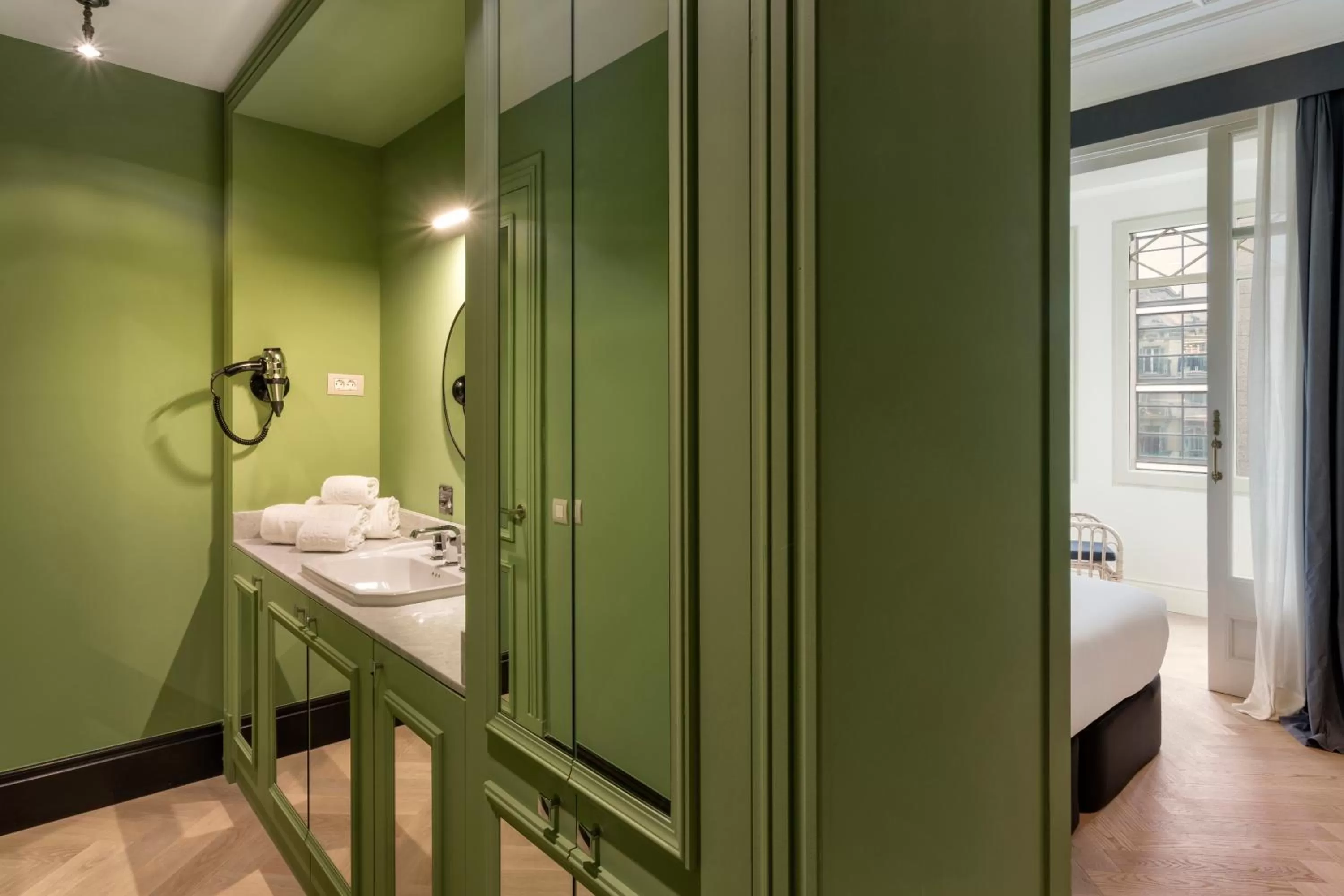 Bathroom, Bed in One Shot Aragó