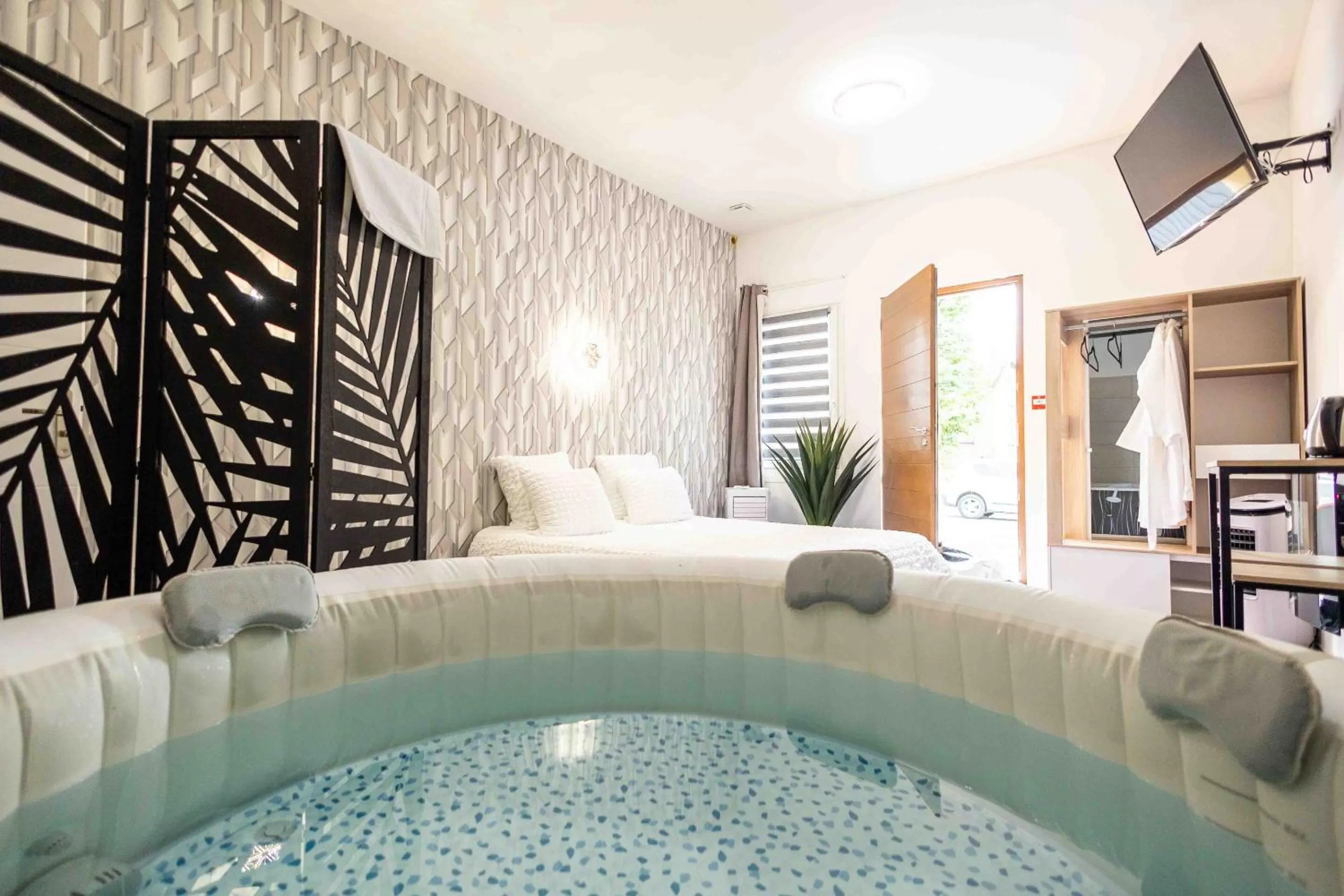 Hot Tub in Hôtel Center Saint-Quentin Centre Gare