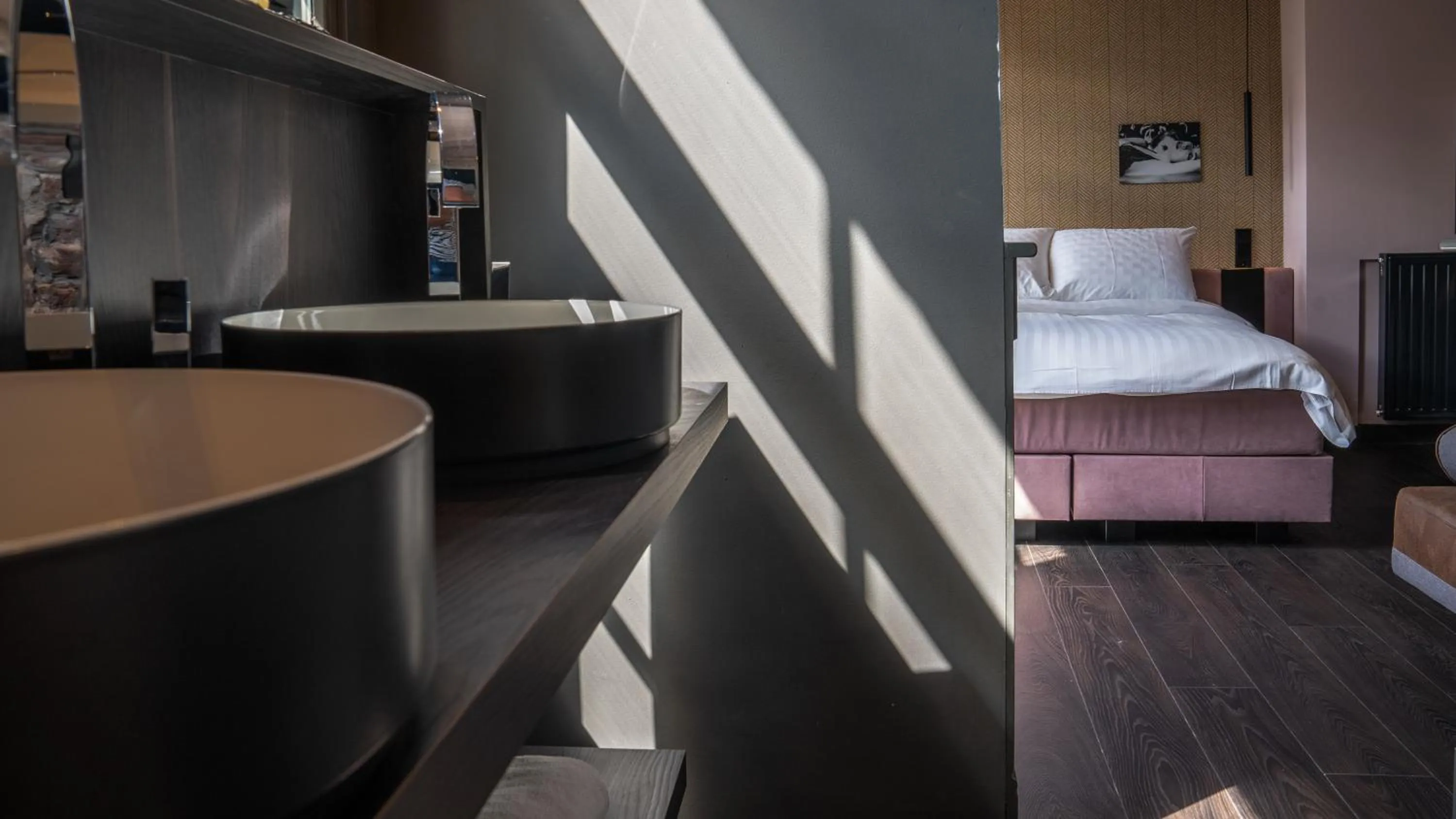 Bathroom, Bed in Hotel Frank since 1666