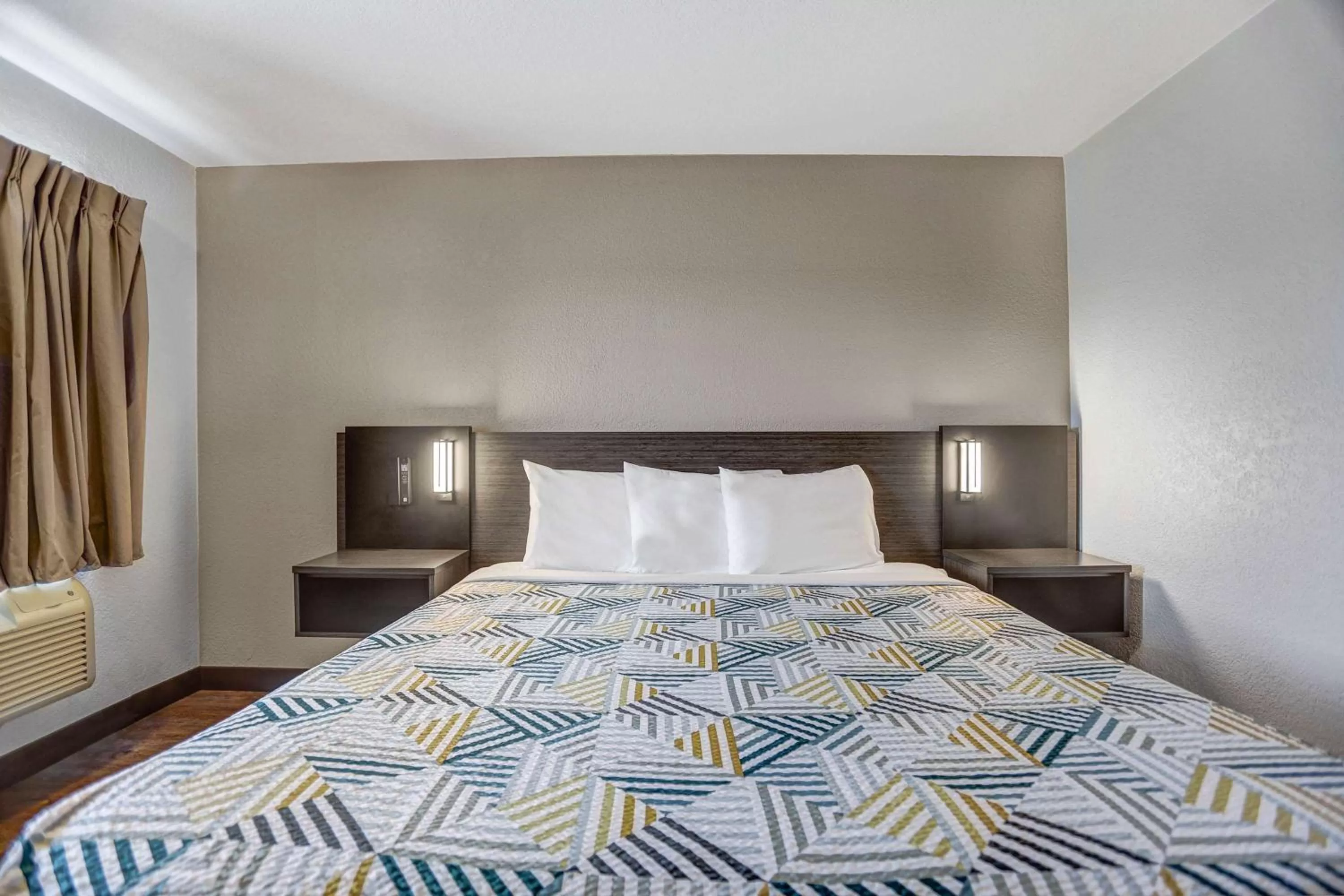 King Room with Roll-in Shower - Disability Access - Non-Smoking in Motel 6-Amarillo, TX - Airport