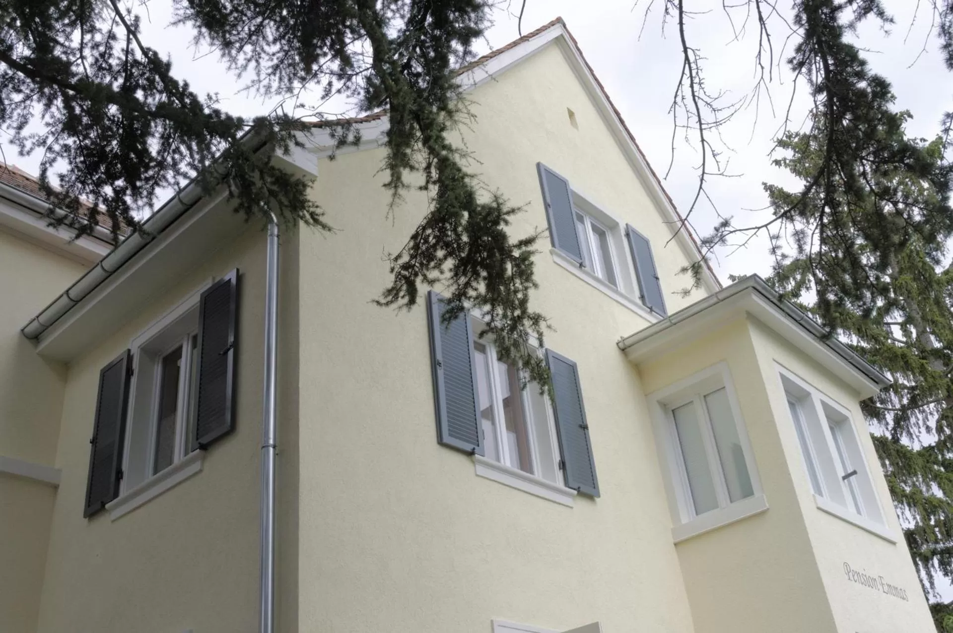 Property logo or sign in Emmas