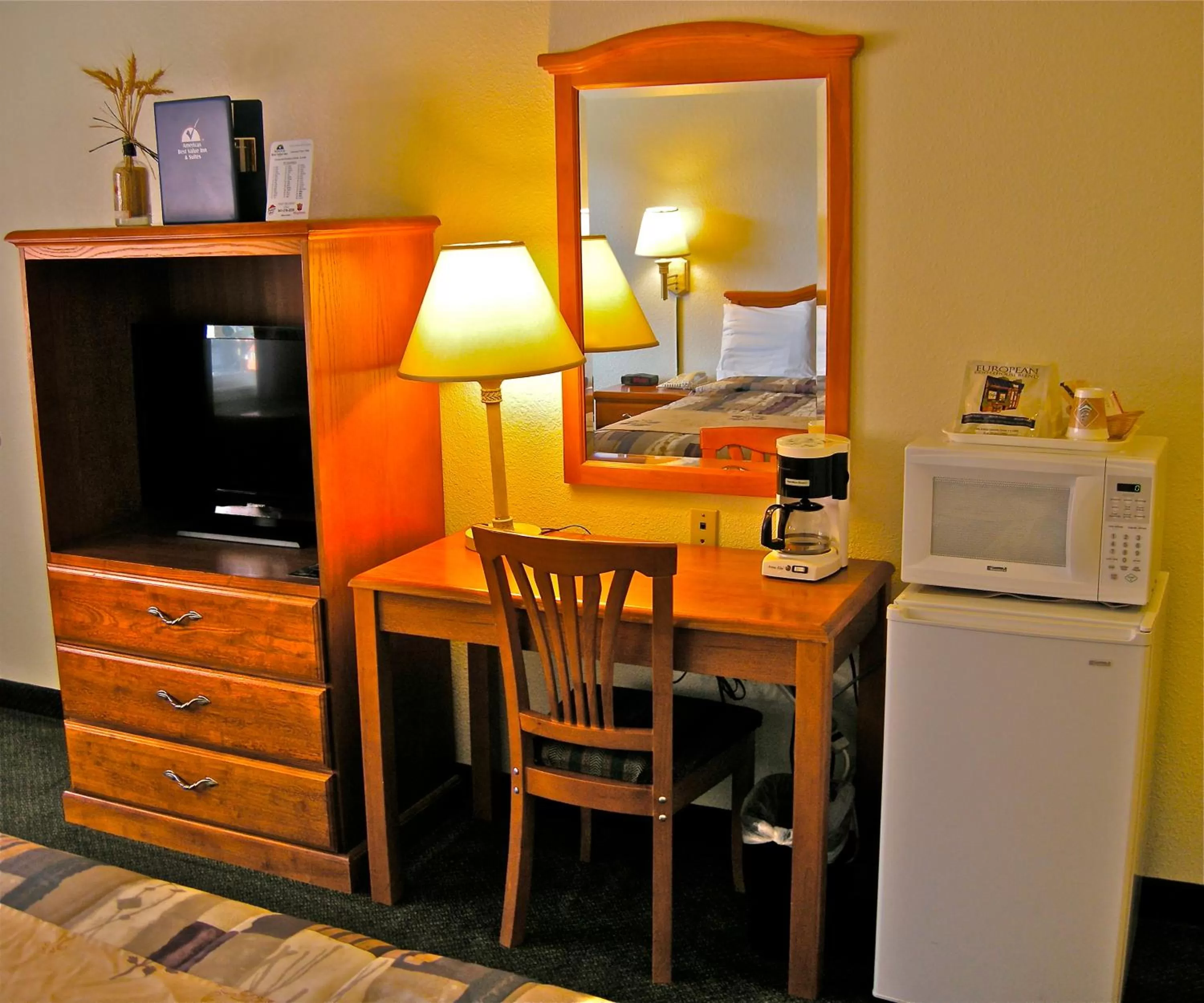 TV and multimedia in Americas Best Value Inn - Pendleton