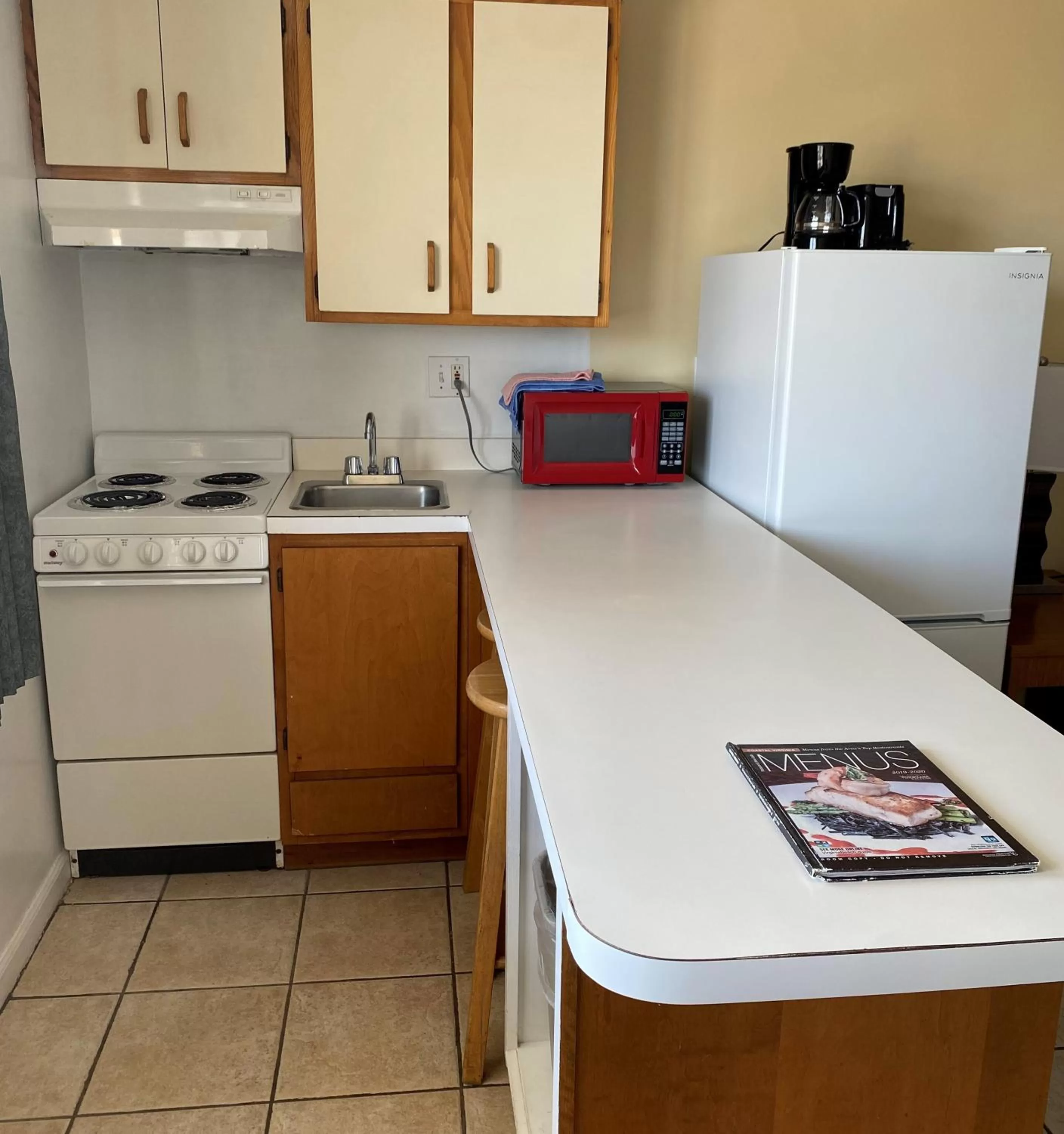 Kitchen/Kitchenette in Ocean Cove Motel