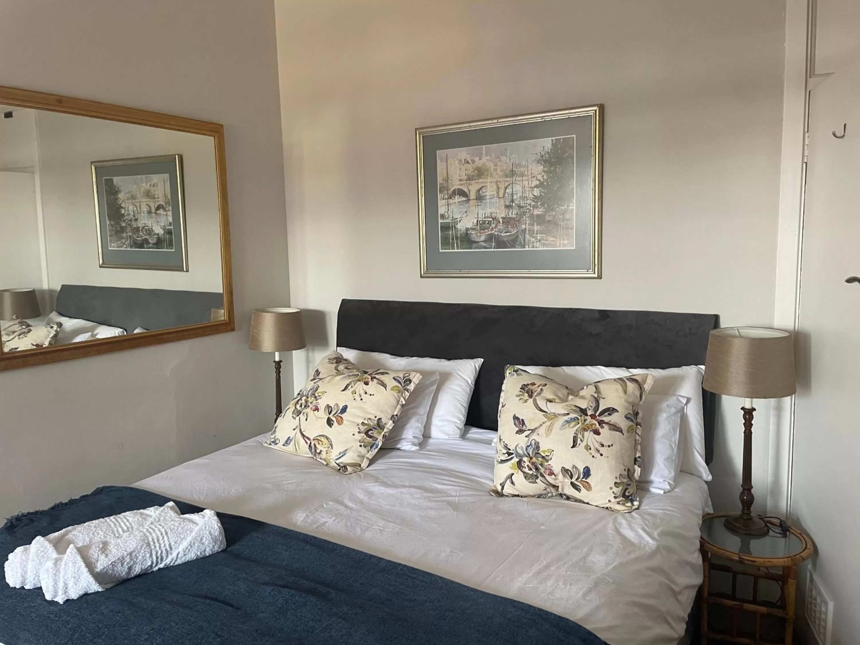 Bedroom, Bed in Thistle Hotel