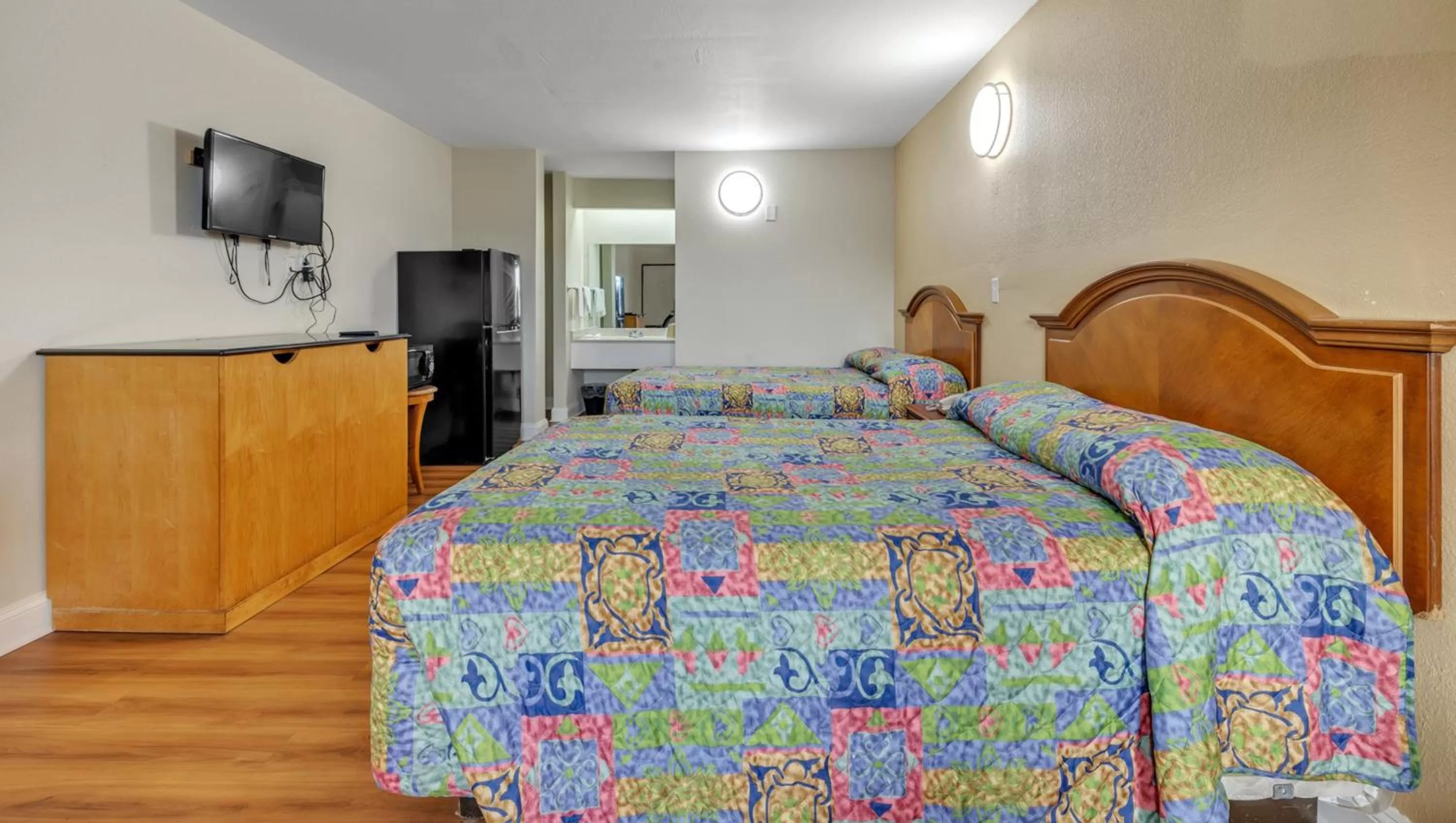 Photo of the whole room, Bed in Studios and Suites 4 Less Emporia