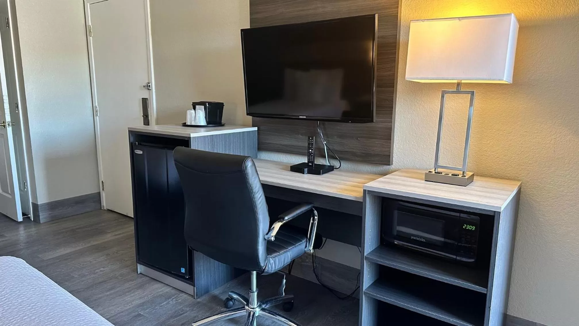 TV and multimedia in La Quinta Inn by Wyndham San Diego Vista