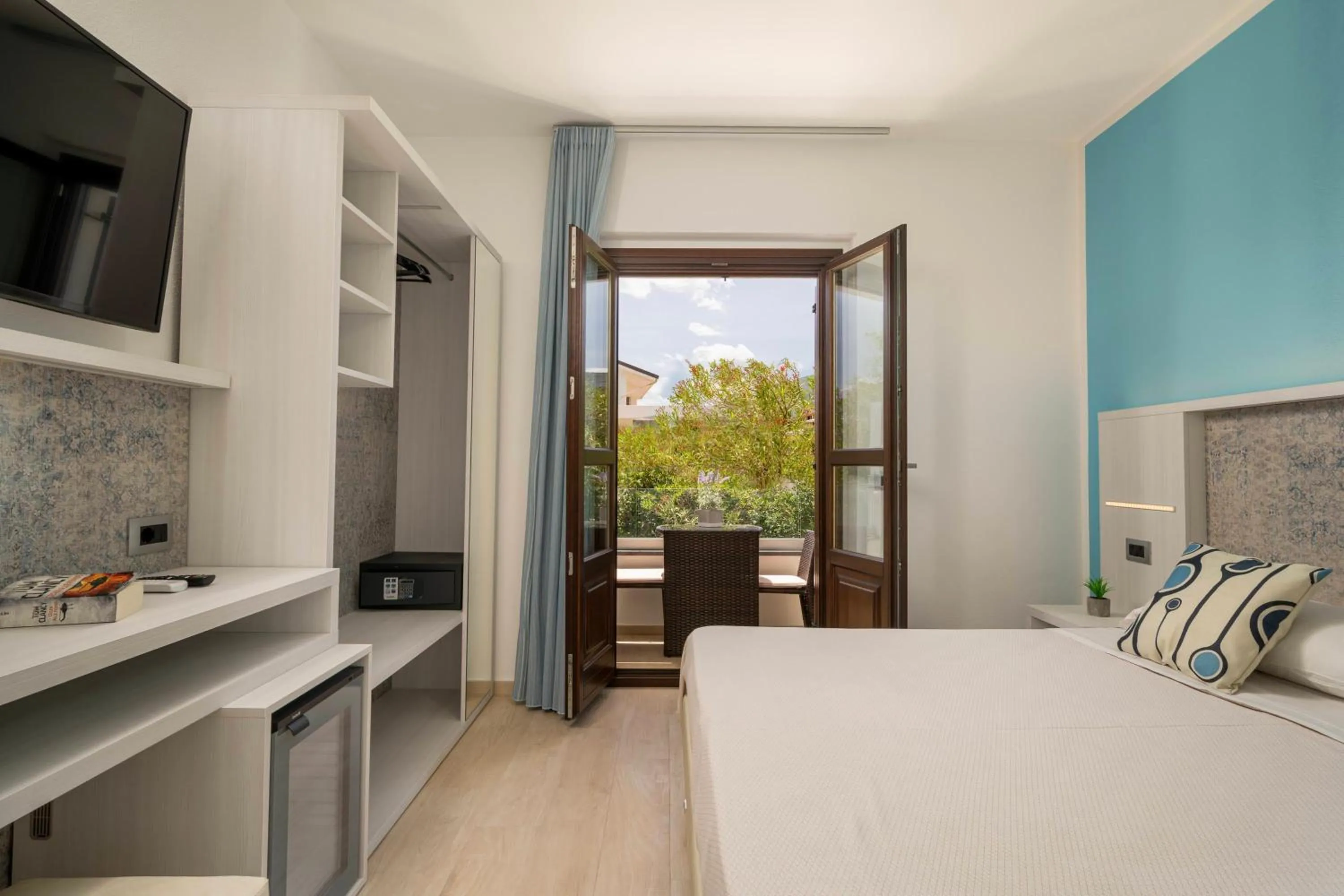 View (from property/room), Bed in Hotel Ristorante La Conchiglia