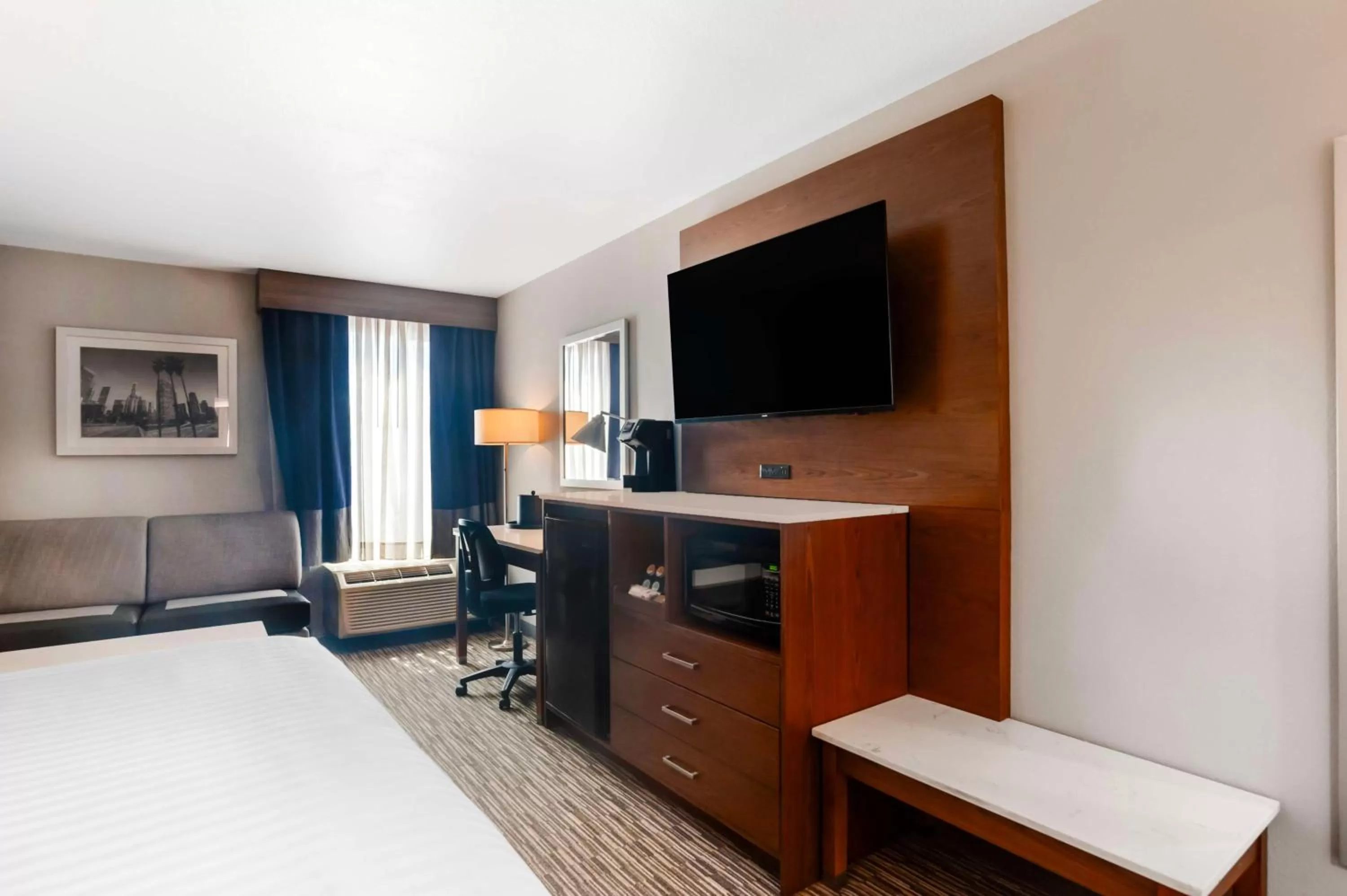 Bedroom, Bed in Best Western Plus Commerce Hotel