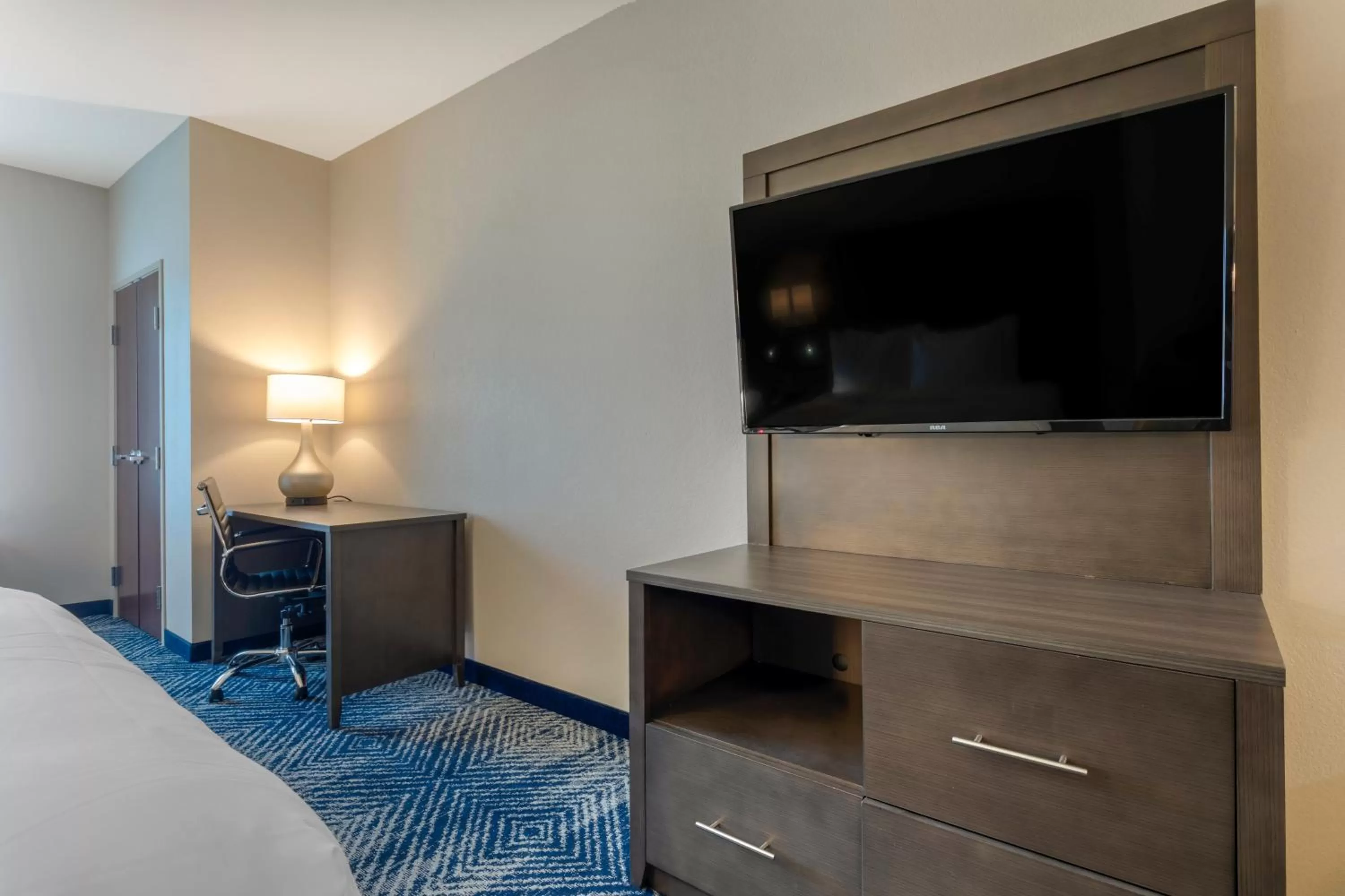 TV and multimedia in Comfort Inn & Suites Balch Springs - SE Dallas