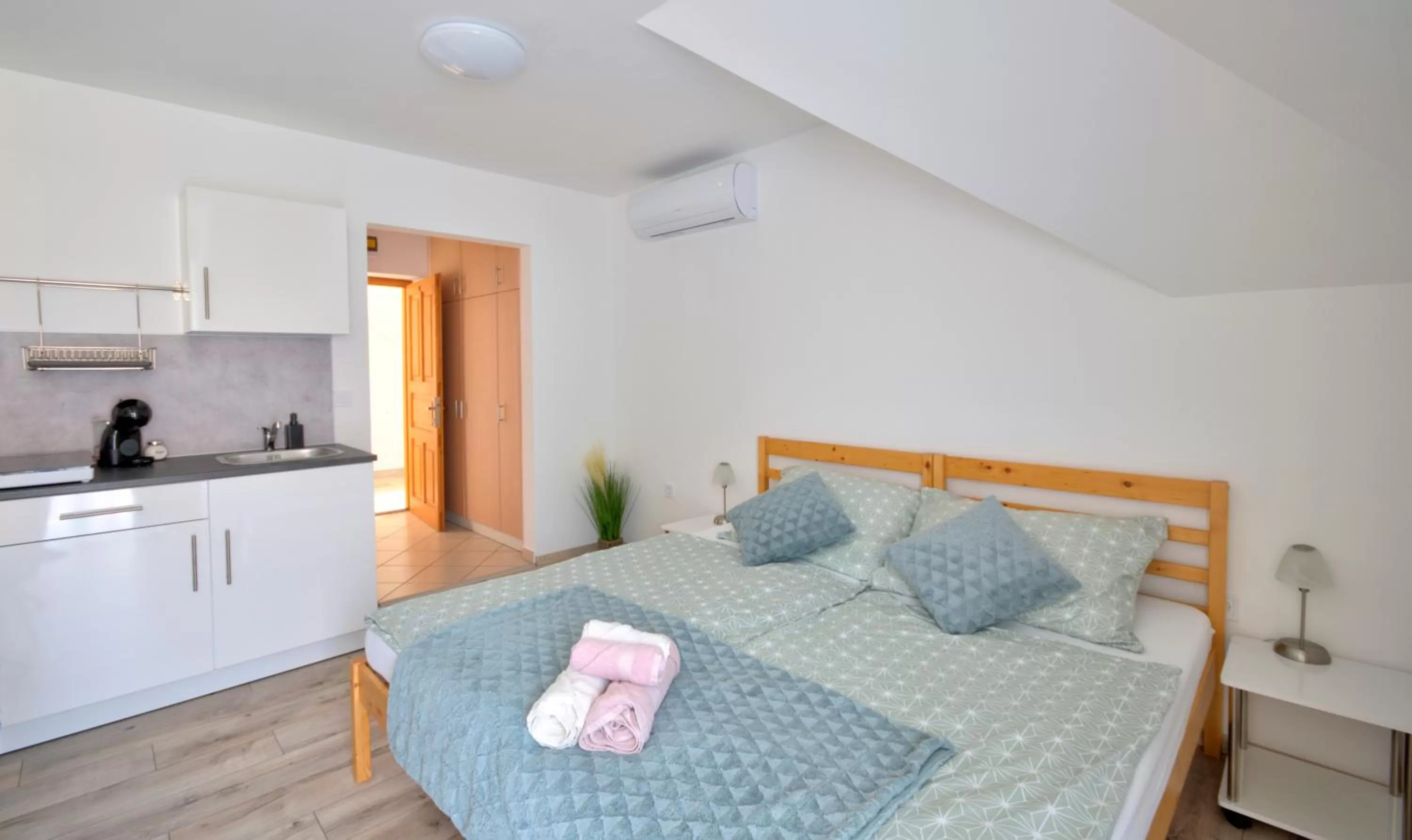 Photo of the whole room, Bed in Villa Tara Bük