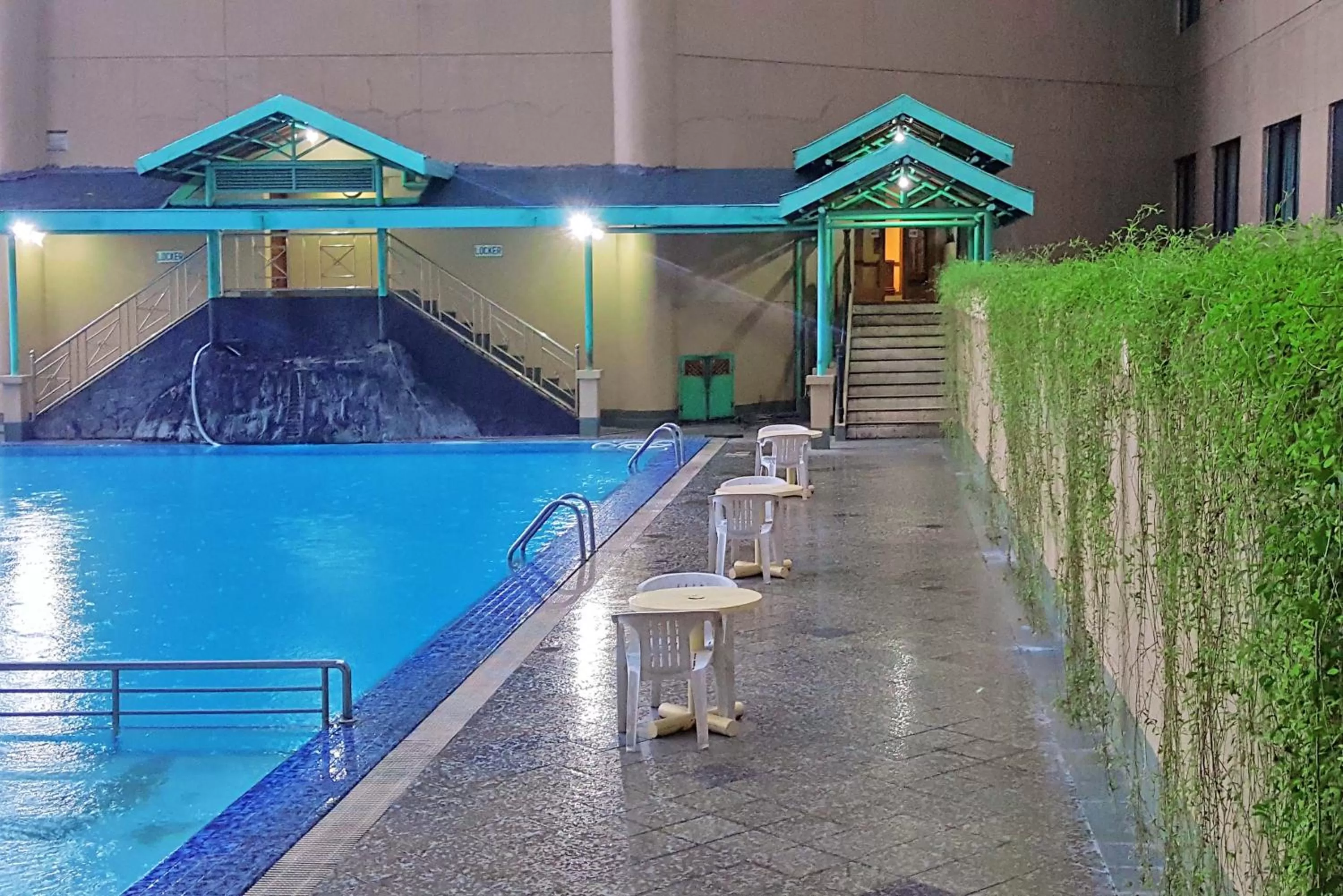 Swimming pool in Tunjungan Hotel