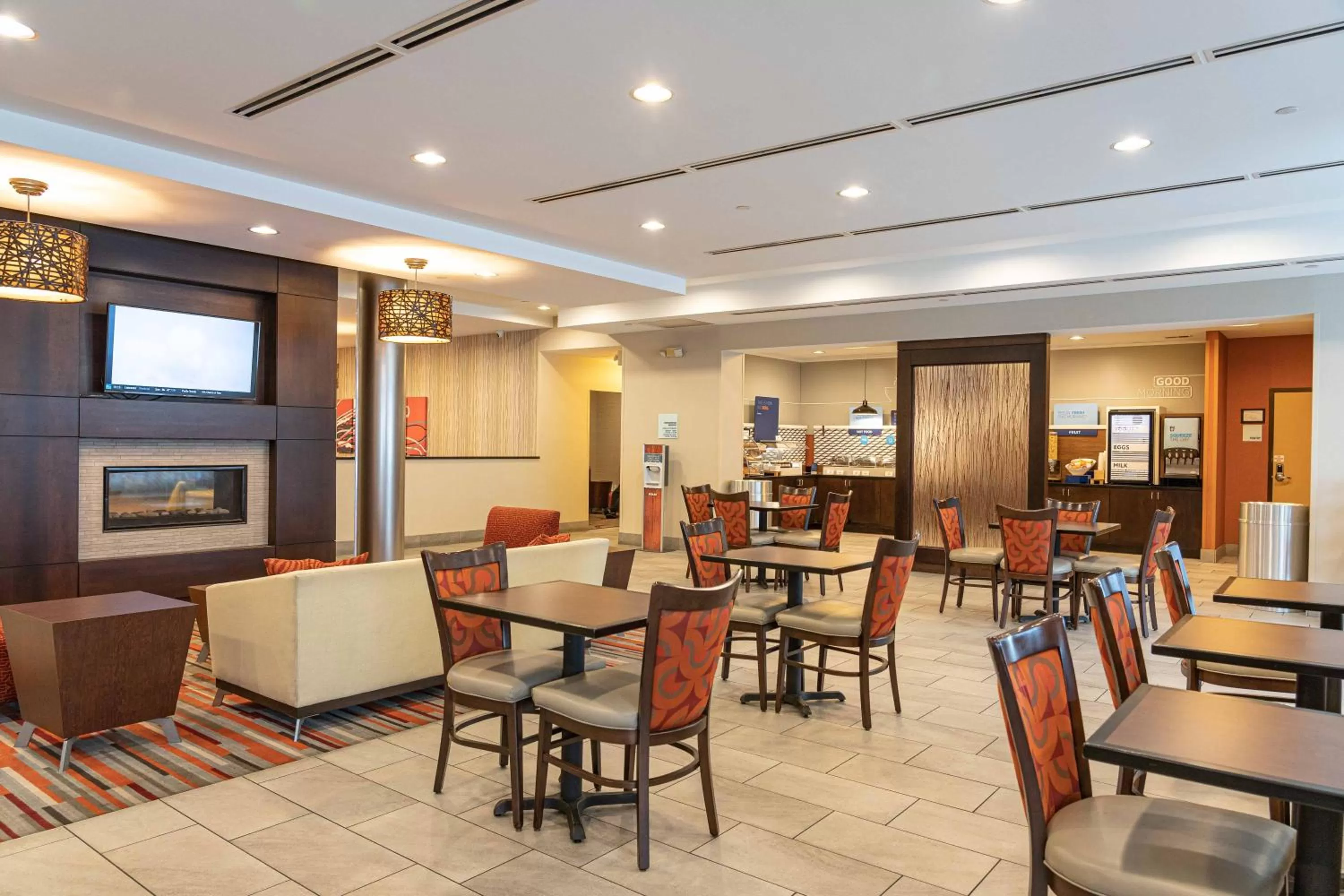 Breakfast in Holiday Inn Express & Suites Columbus - Easton Area by IHG