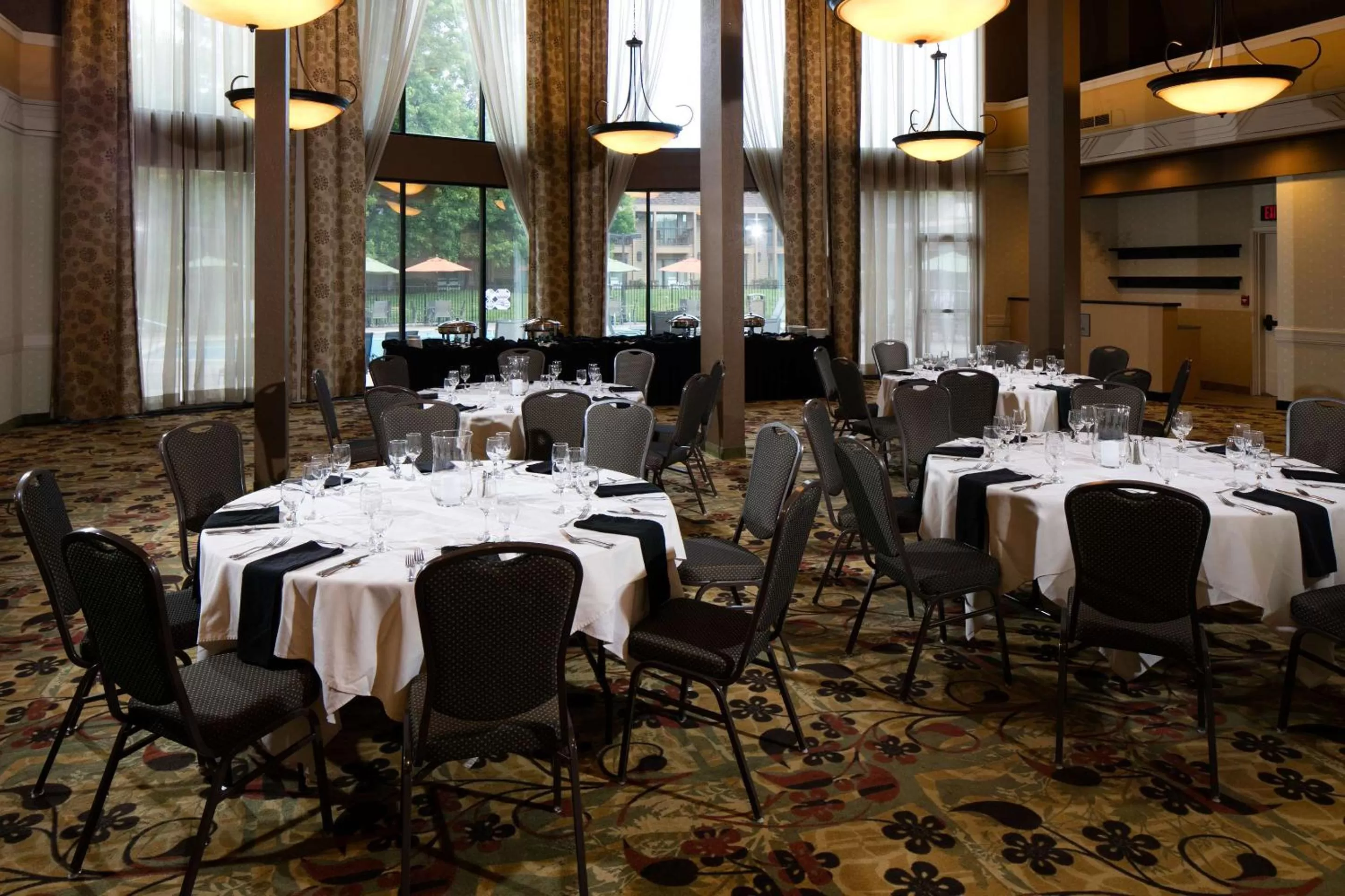 Dining area in Red Lion Hotel Redding