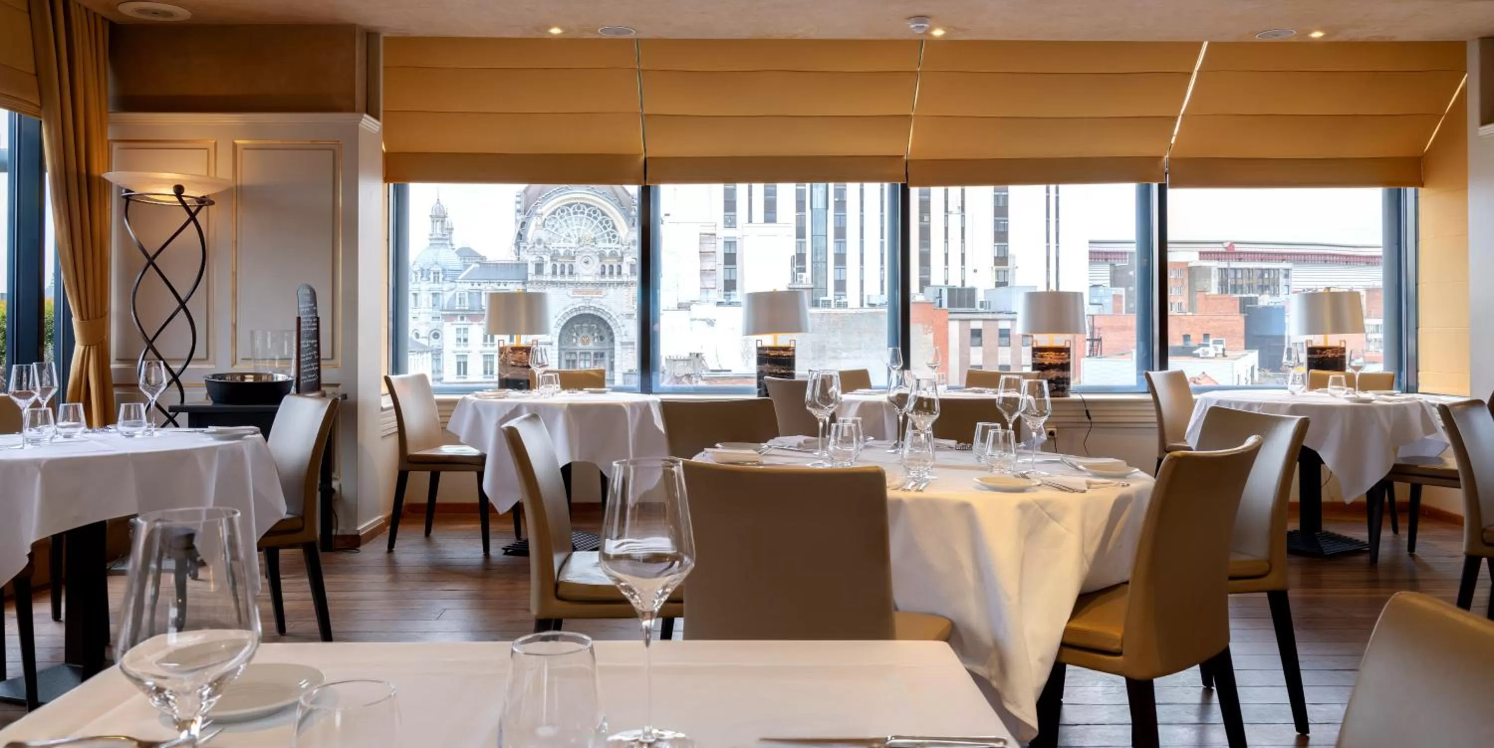 Restaurant/places to eat in Hyllit Hotel