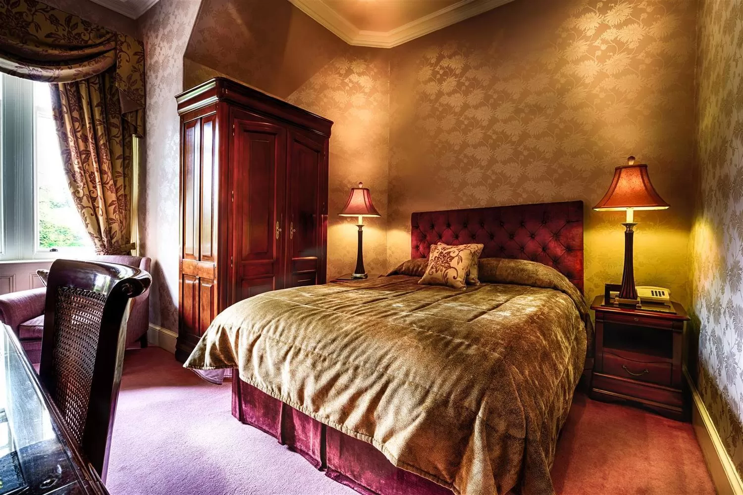 Bed in Mansion House Hotel