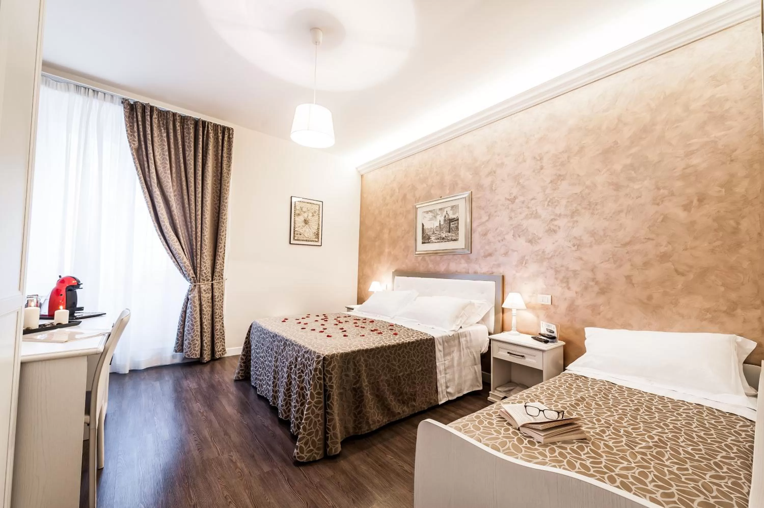 Photo of the whole room, Bed in Relais de l'Opera