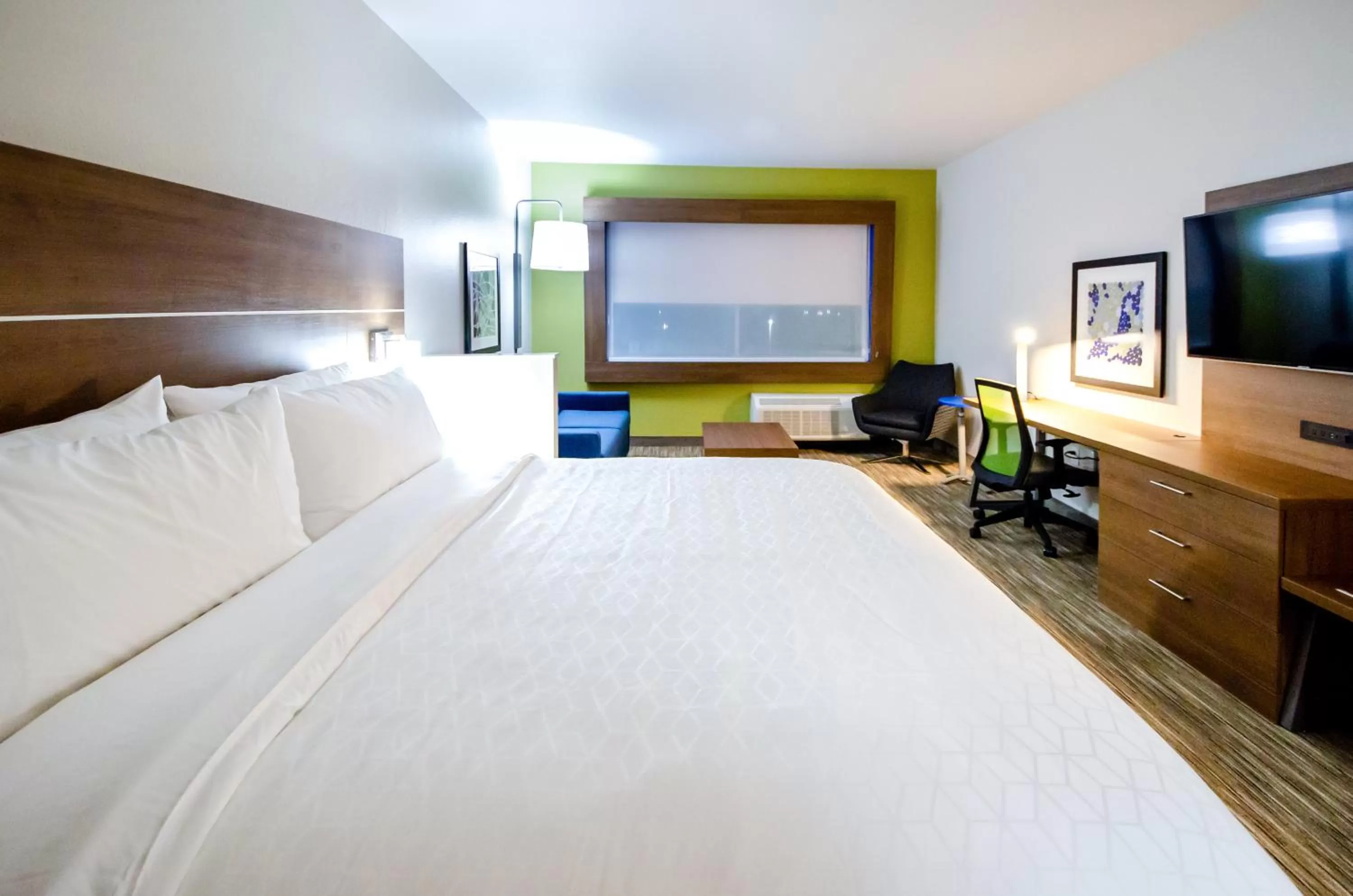 Photo of the whole room, Bed in Holiday Inn Express & Suites Taylor by IHG
