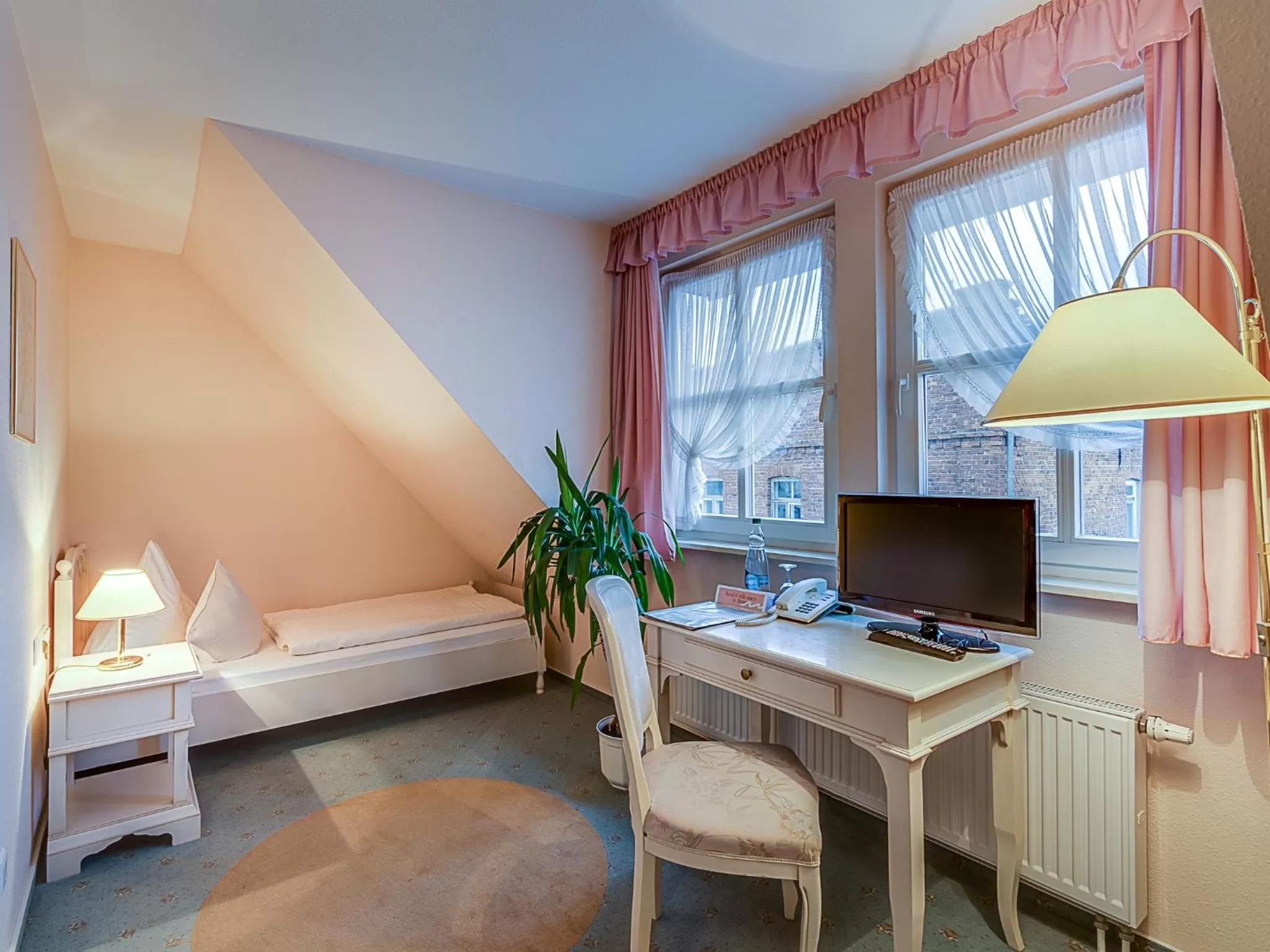 Bed in Hotel Zur Burg GmbH