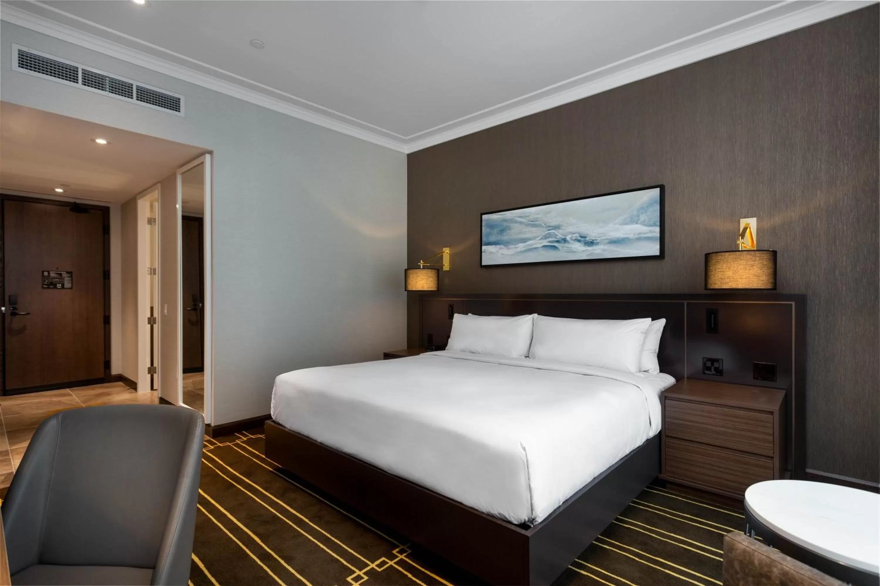 Photo of the whole room, Bed in Sutton Place Hotel Toronto