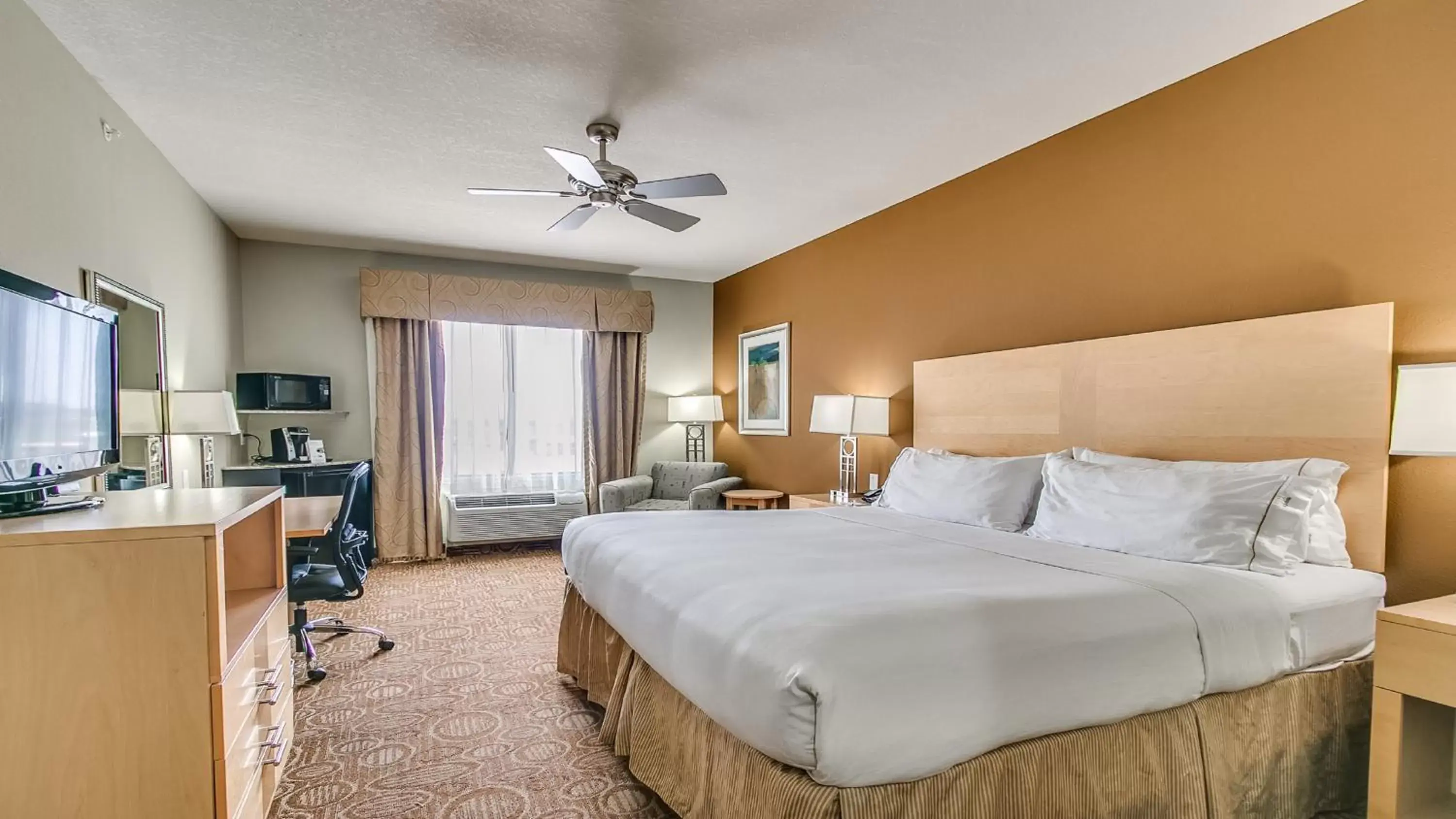 Standard King Room in Holiday Inn Express & Suites Lubbock Southwest – Wolfforth by IHG Standard King Room in Holiday Inn Express & Suites Lubbock Southwest – Wolfforth by IHG