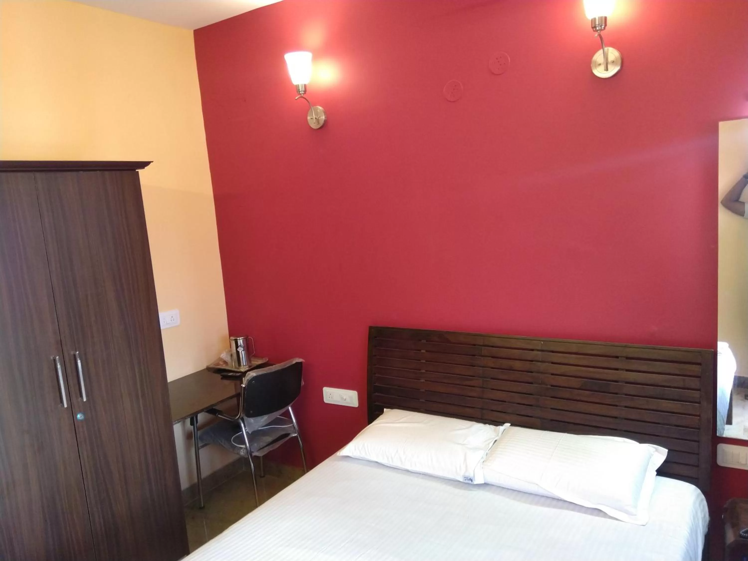 Bedroom, Bed in Chandru De Green