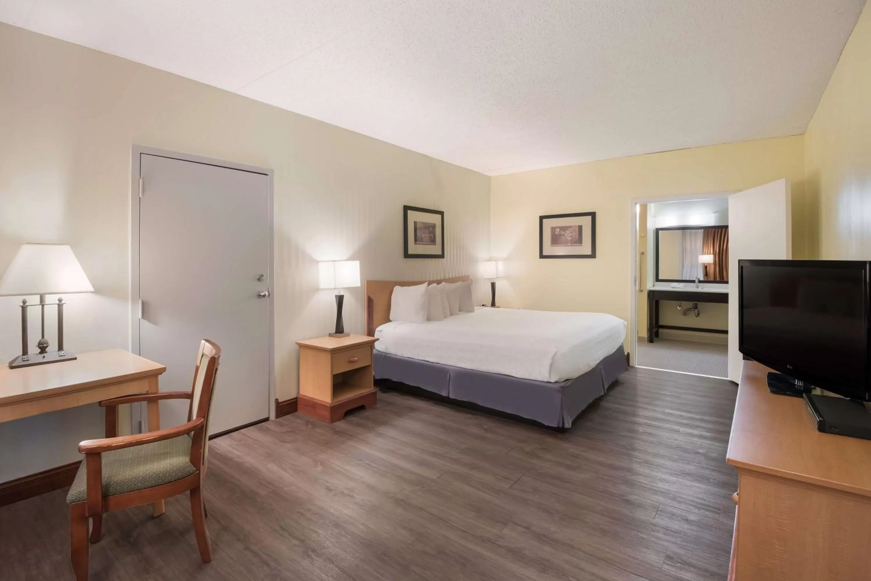 Bedroom, Bed in Best Western Inn