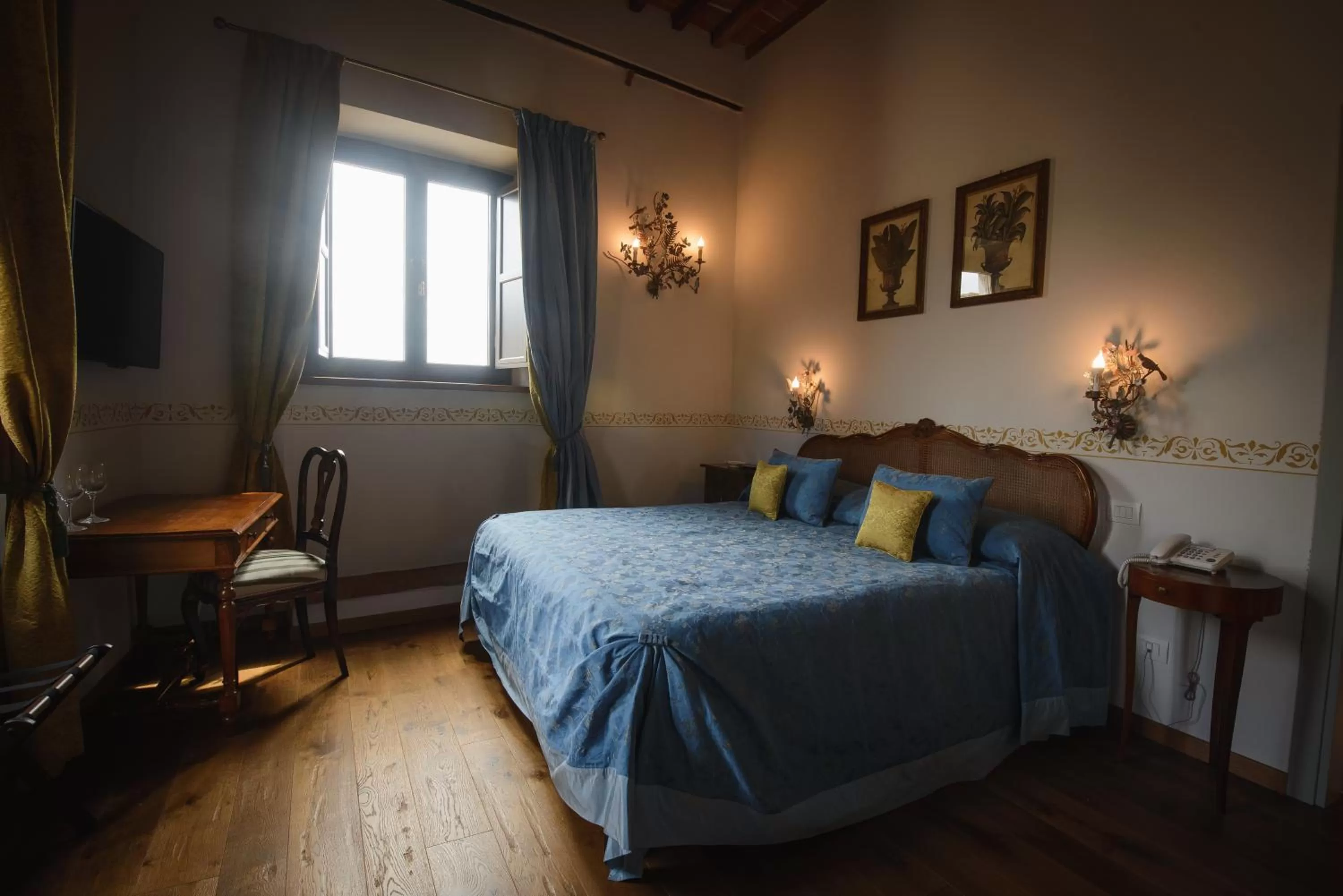 Photo of the whole room, Bed in Palazzo Pacini