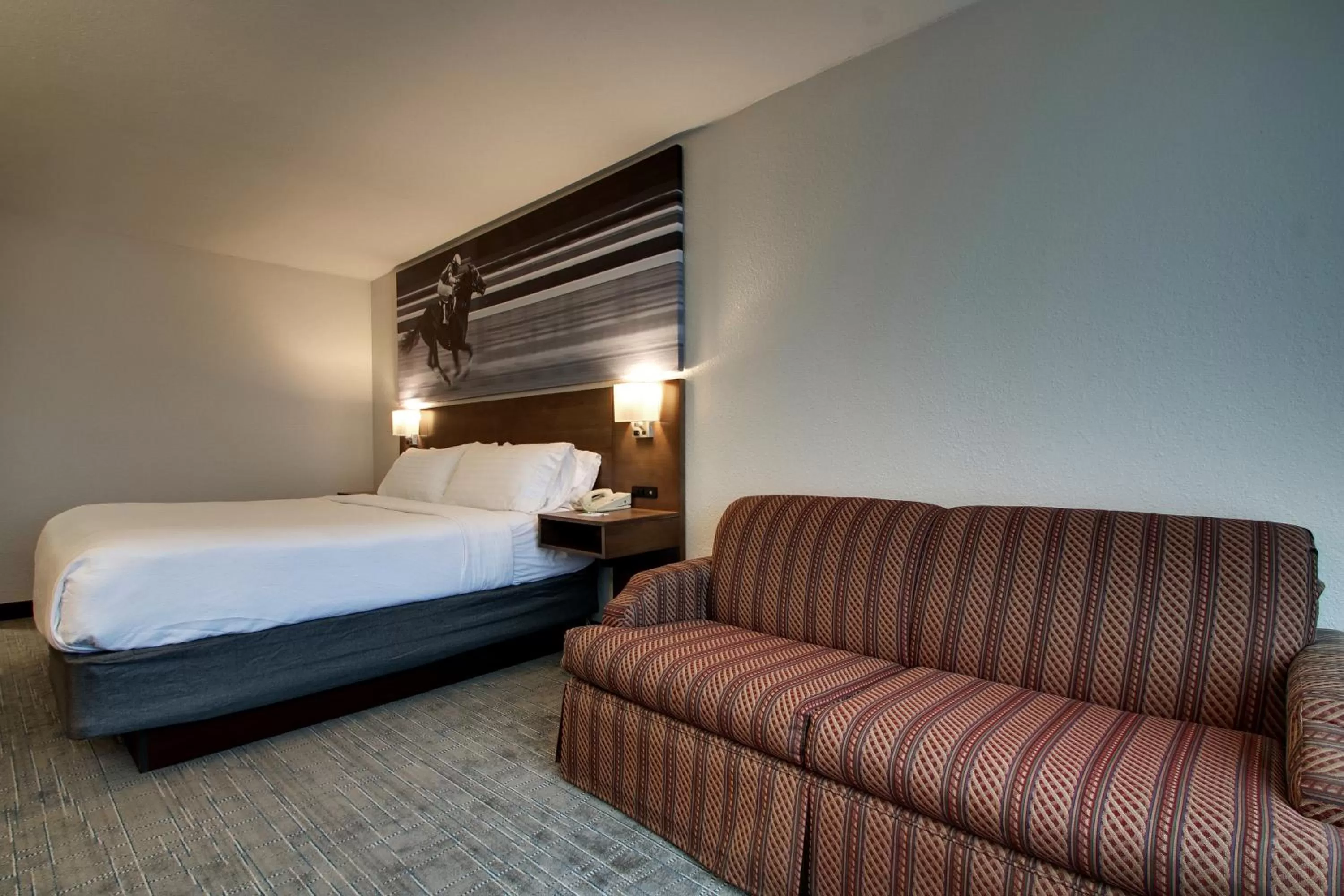 Bed in Clarion Pointe Hopkinsville near The Bruce Convention Center