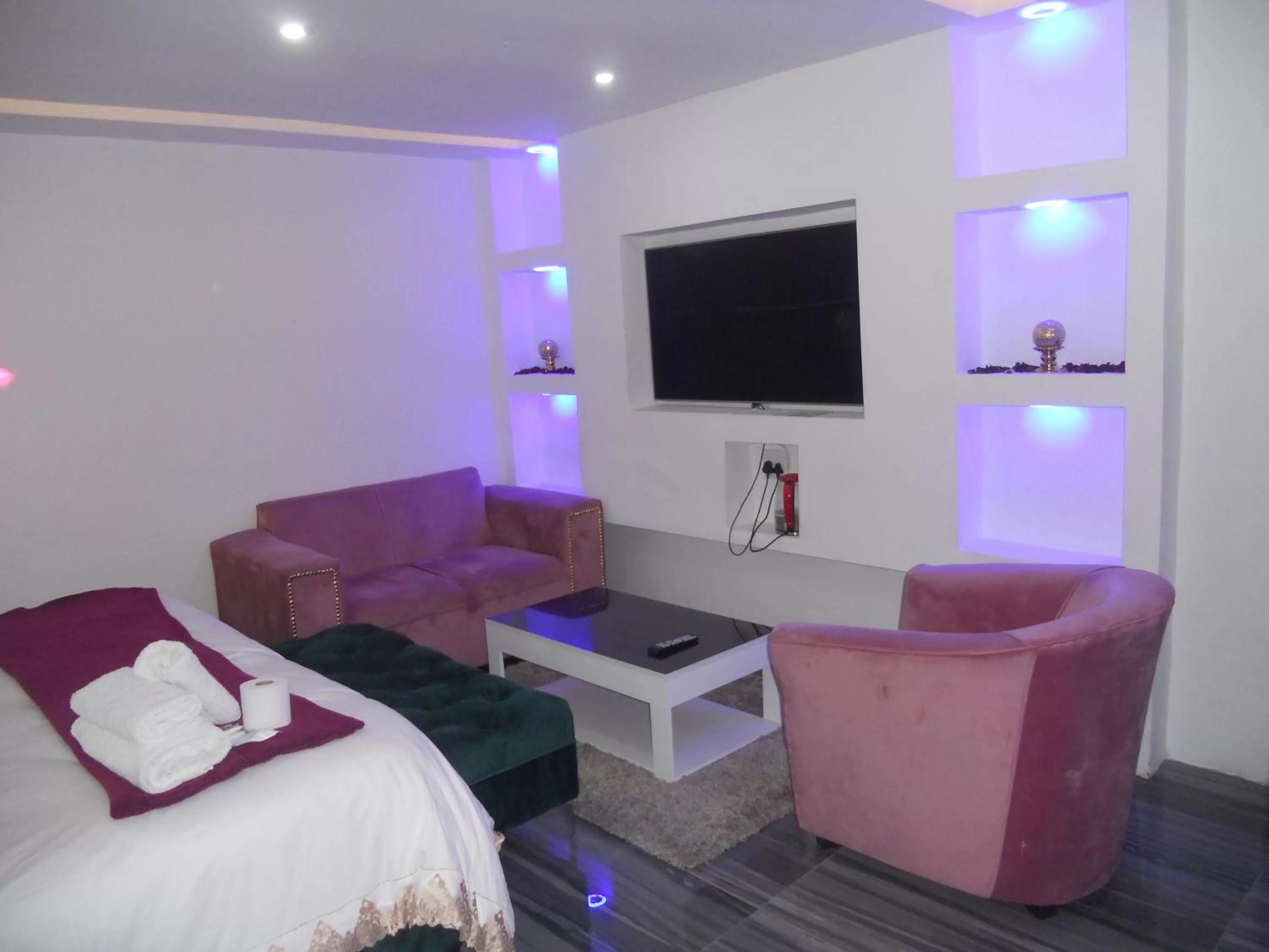 Seating area, Bed in Gold Crown International Hotel Johannesburg