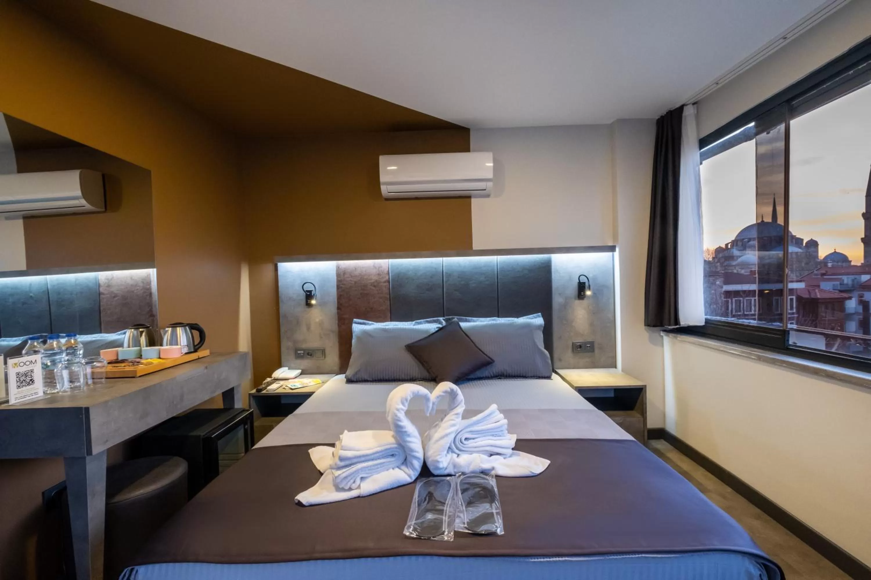 Bed in The Queen Hotel