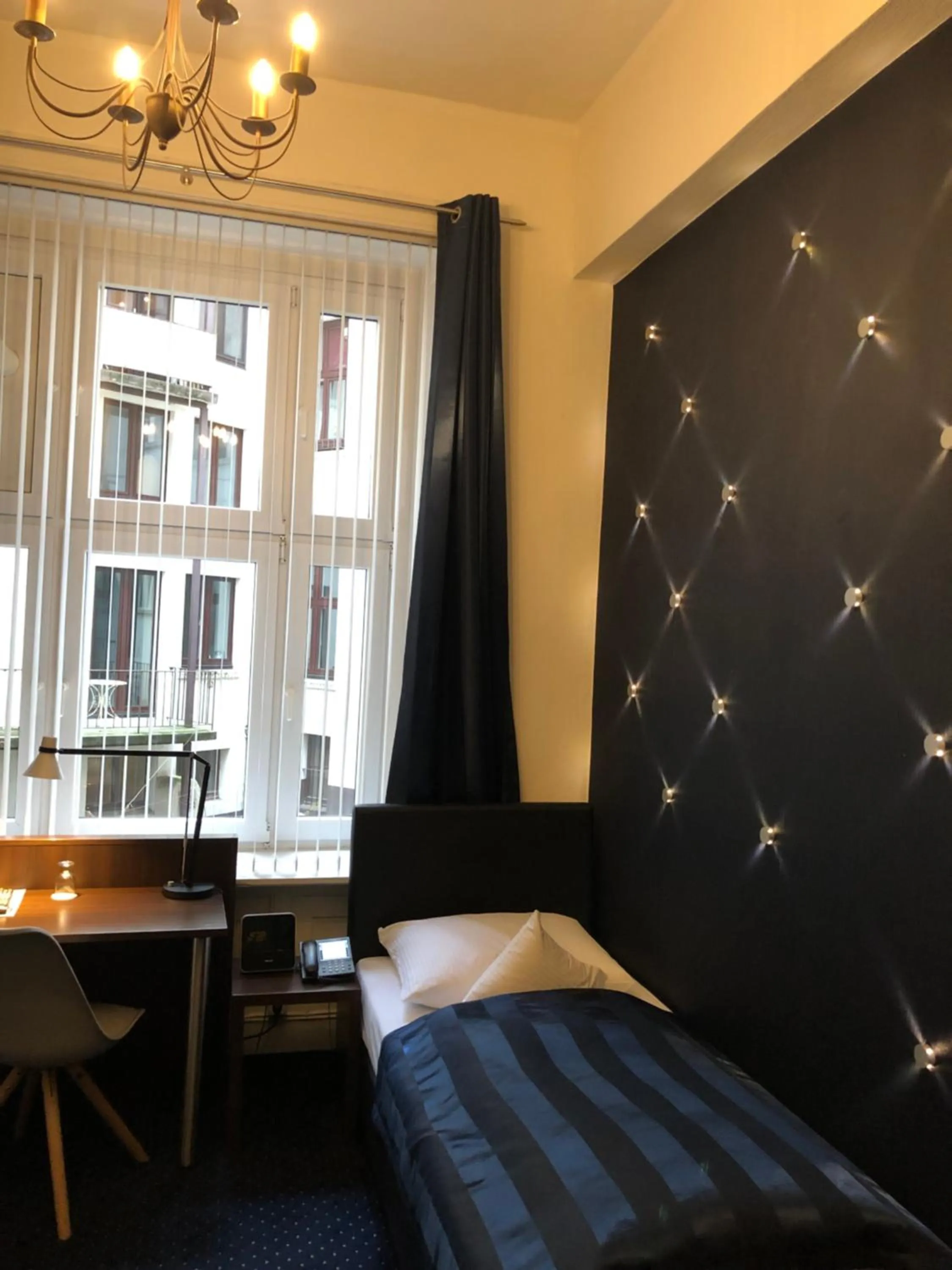 Photo of the whole room, Bed in Hotel Wagner im Dammtorpalais