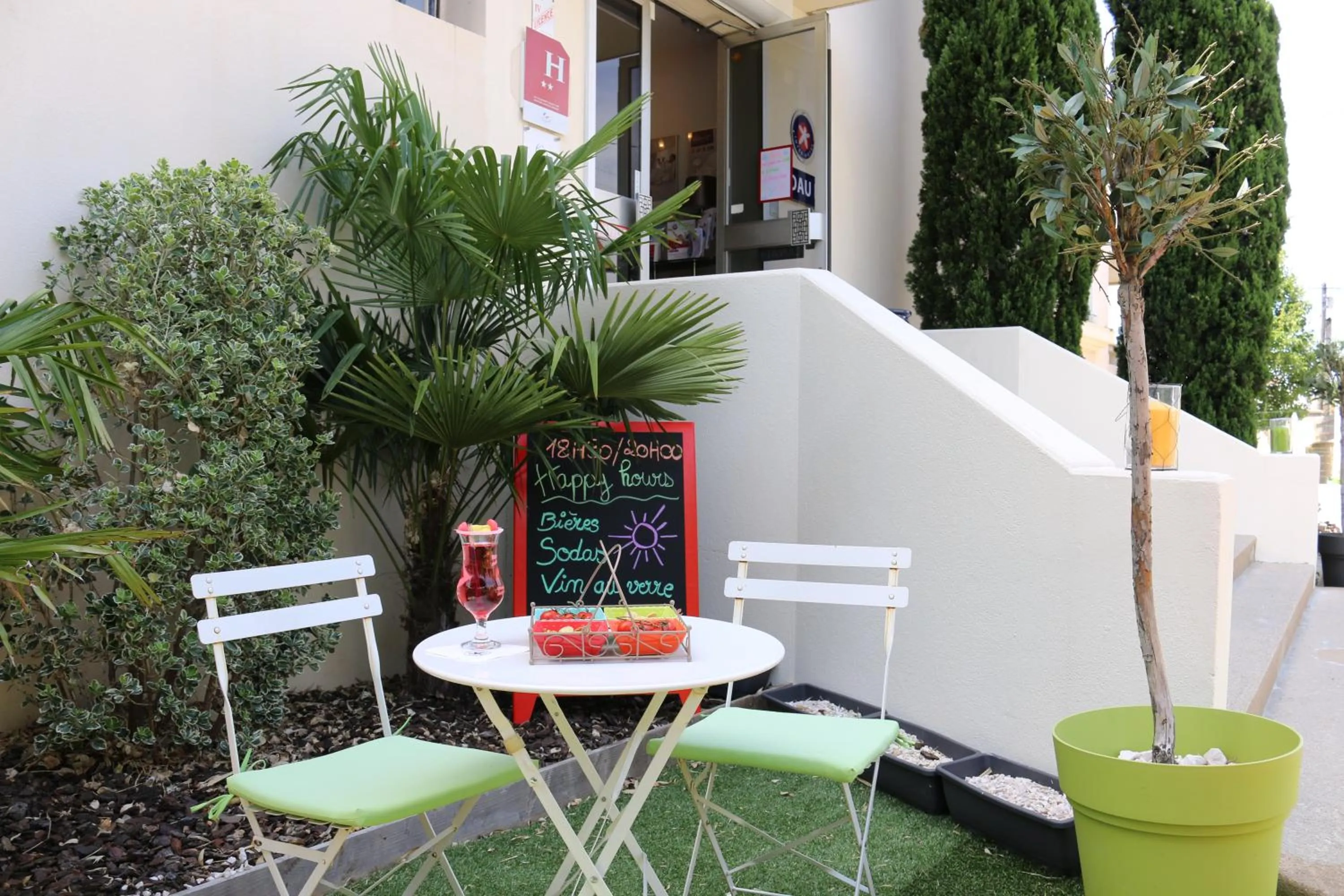 Patio in The Originals City, Hôtel Dau Ly, Lyon Est