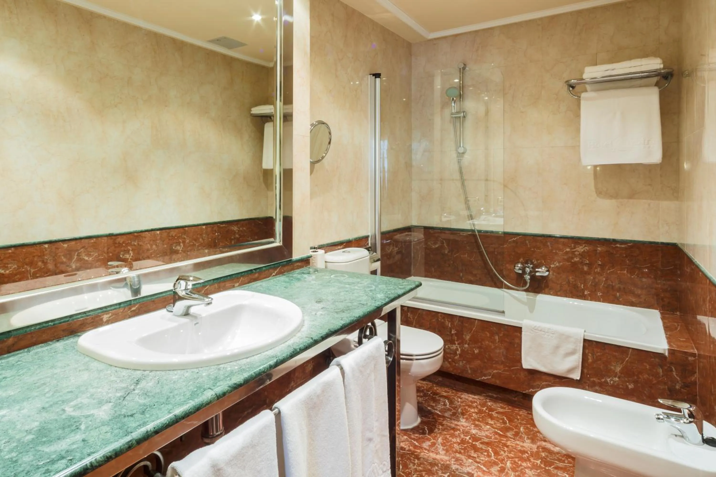 Bathroom in Hotel Azofra